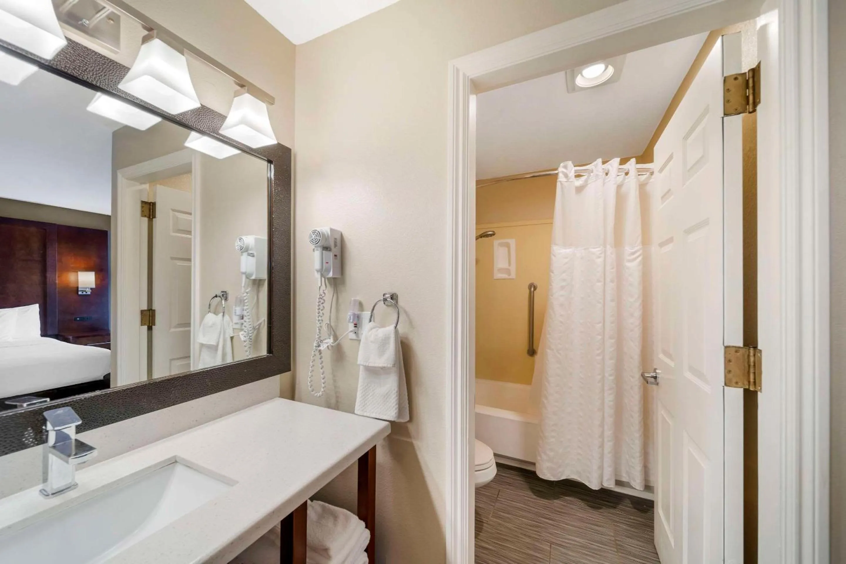 Bedroom in Comfort Suites Red Bluff near I-5