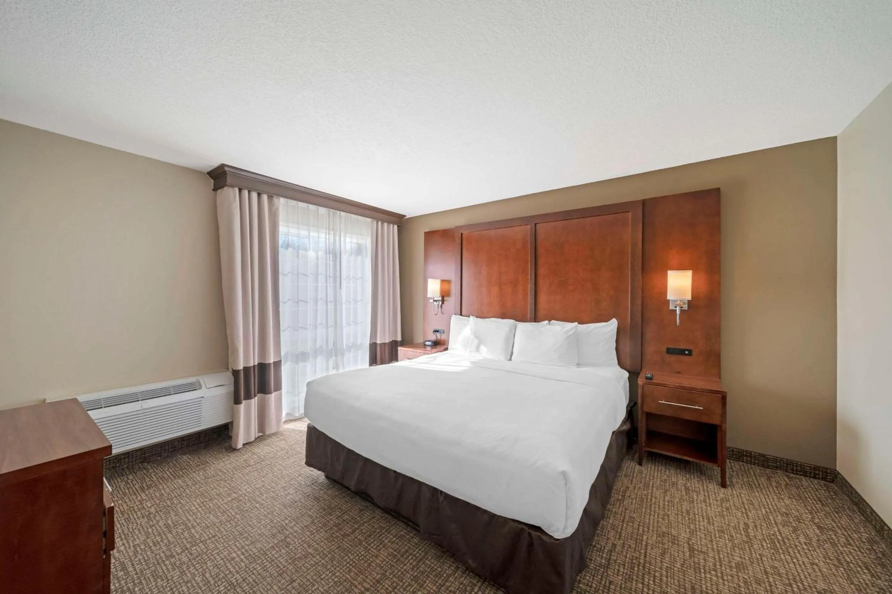 Bedroom, Bed in Comfort Suites Red Bluff near I-5