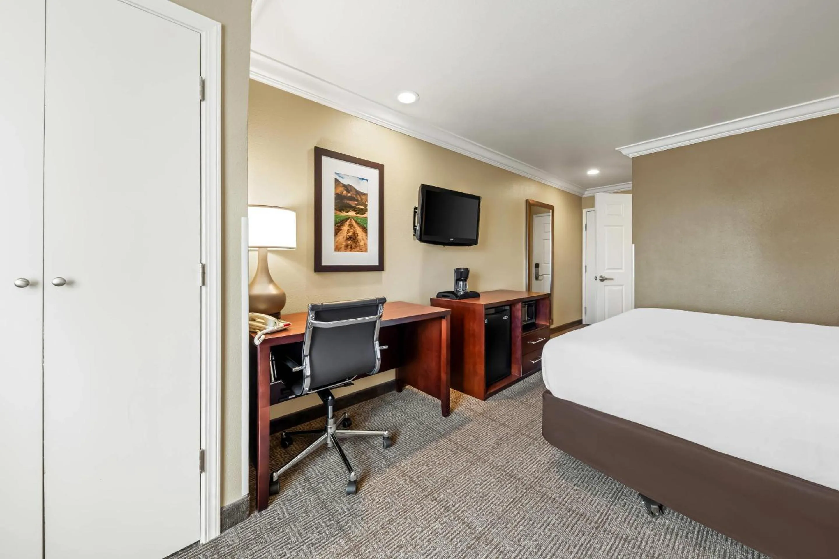 Bedroom, Bed in Comfort Inn & Suites Salinas City Center Area