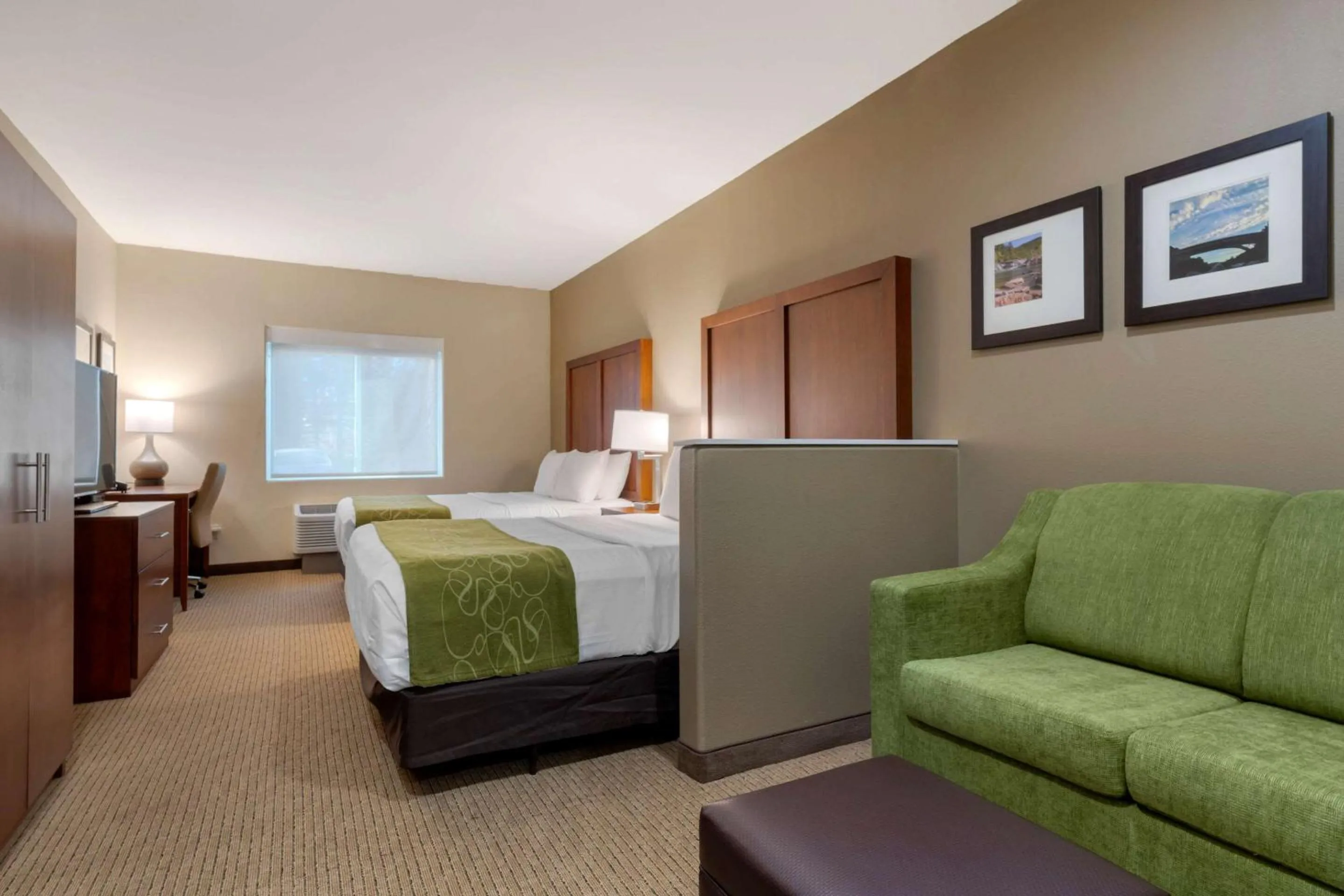 Photo of the whole room, Bed in Comfort Suites Marysville-Yuba City