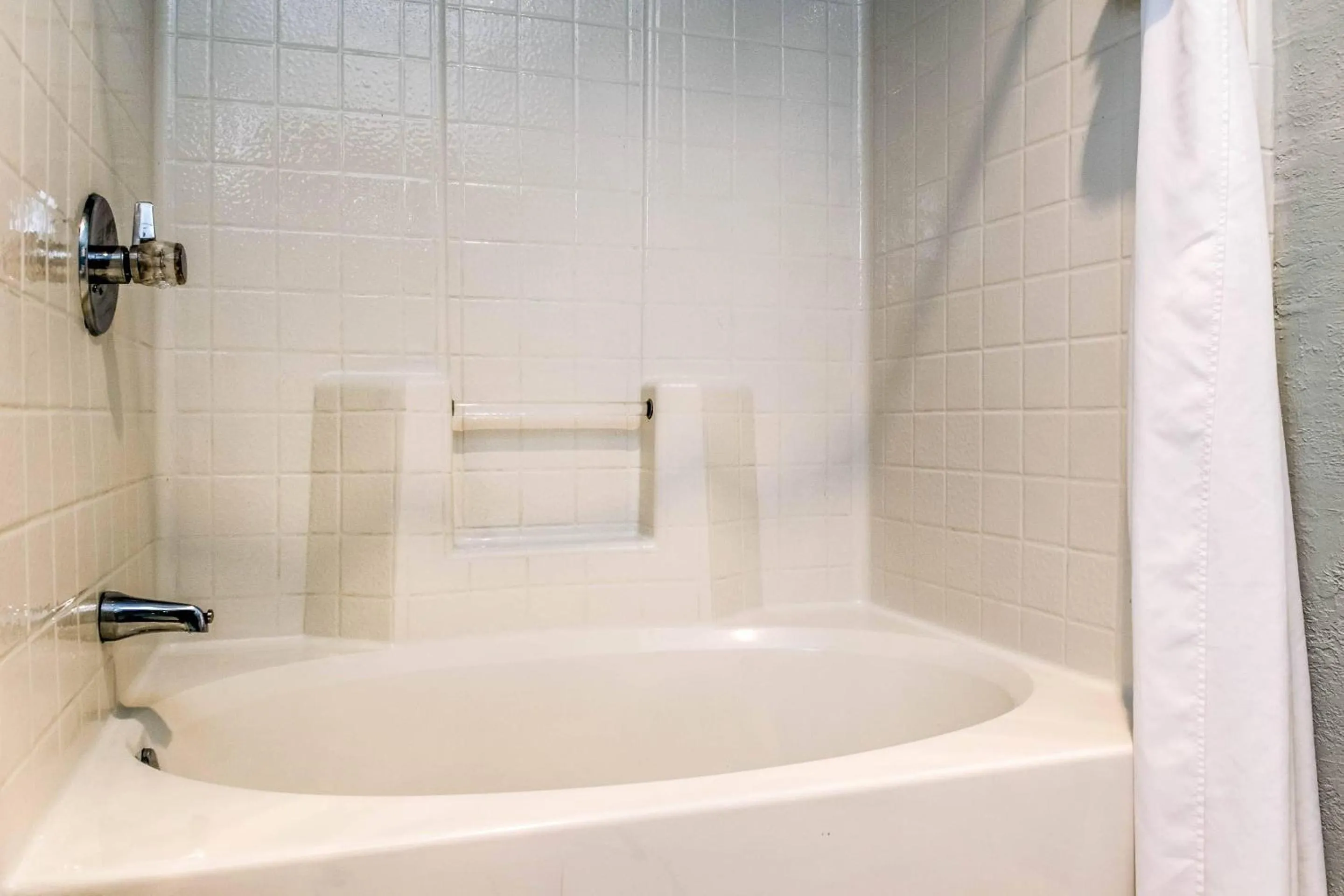 Bedroom in Clarion Hotel By Humboldt Bay