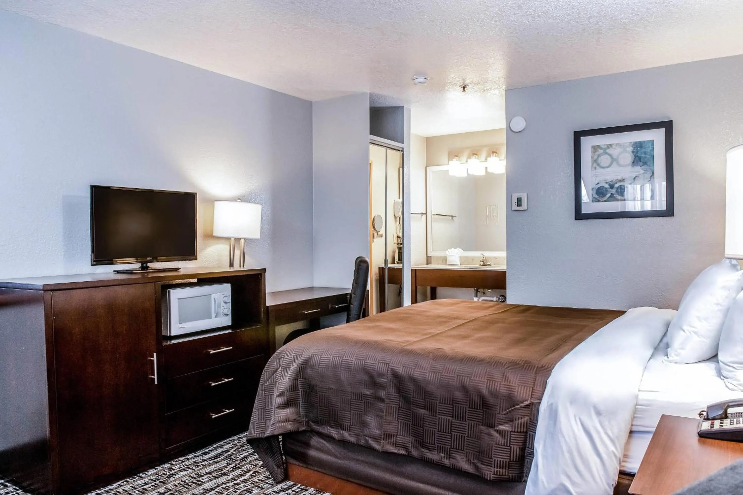 Bedroom, Bed in Clarion Hotel By Humboldt Bay