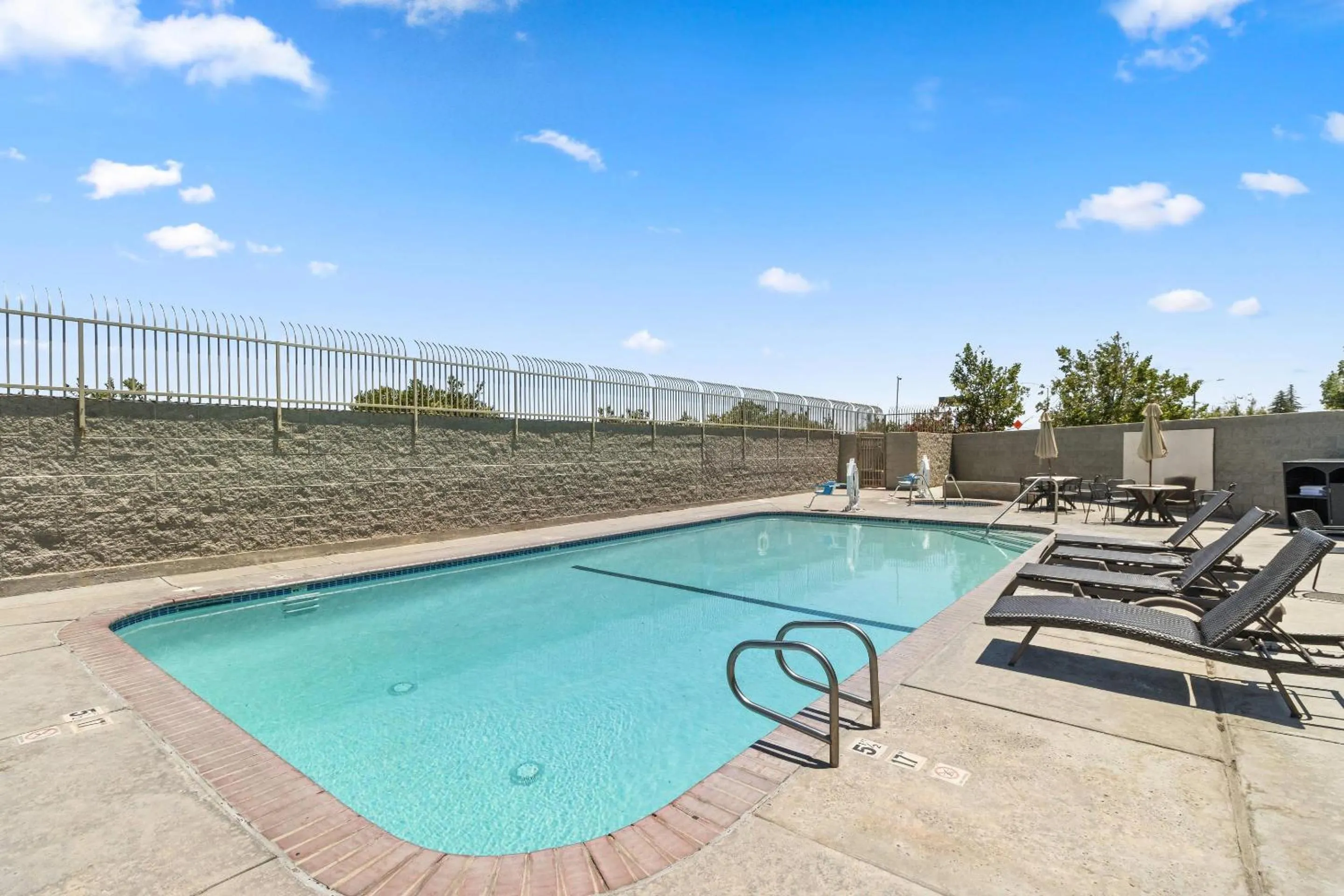 Swimming pool in Comfort Inn & Suites Lancaster Antelope Valley