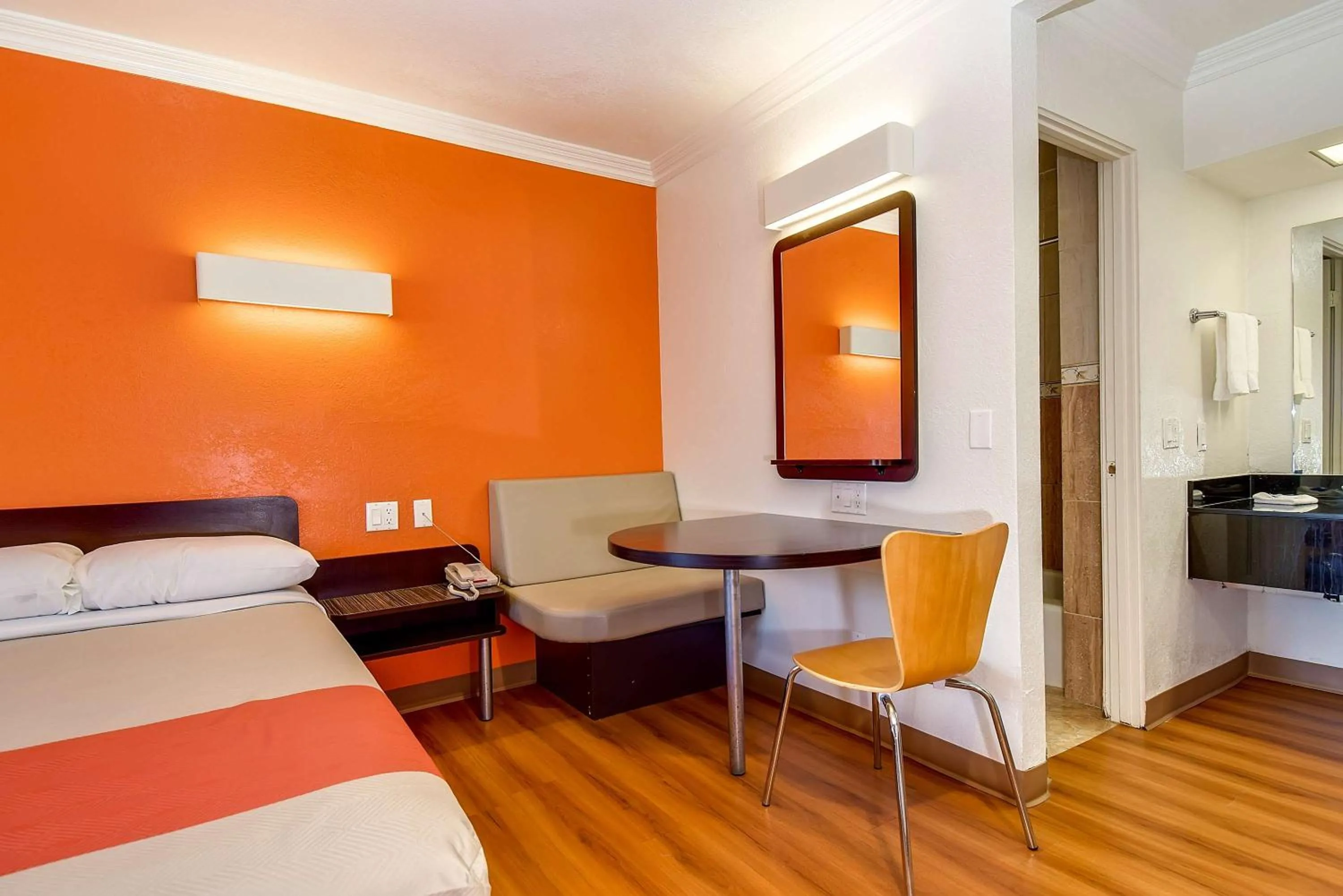 Photo of the whole room, Bed in Motel 6 Garden Grove