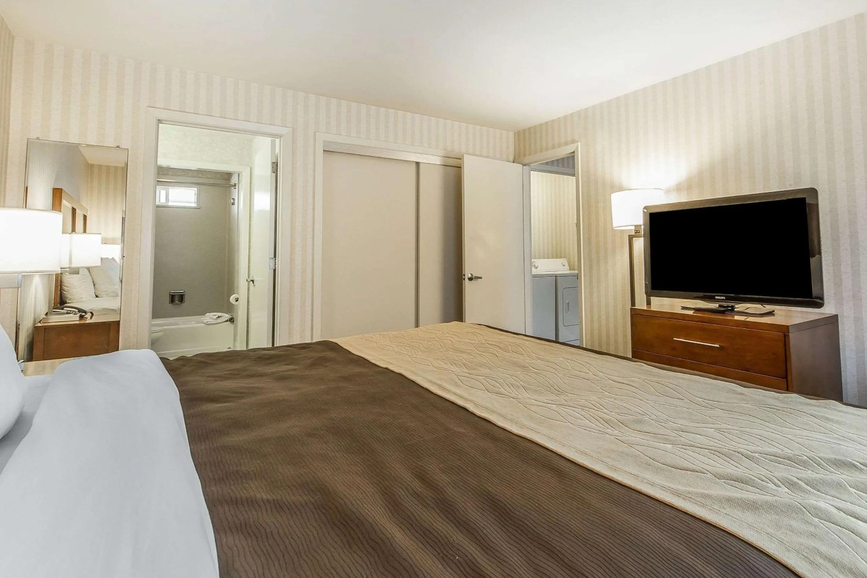 Photo of the whole room, Bed in Quality Inn Half Moon Bay-Miramar Beach