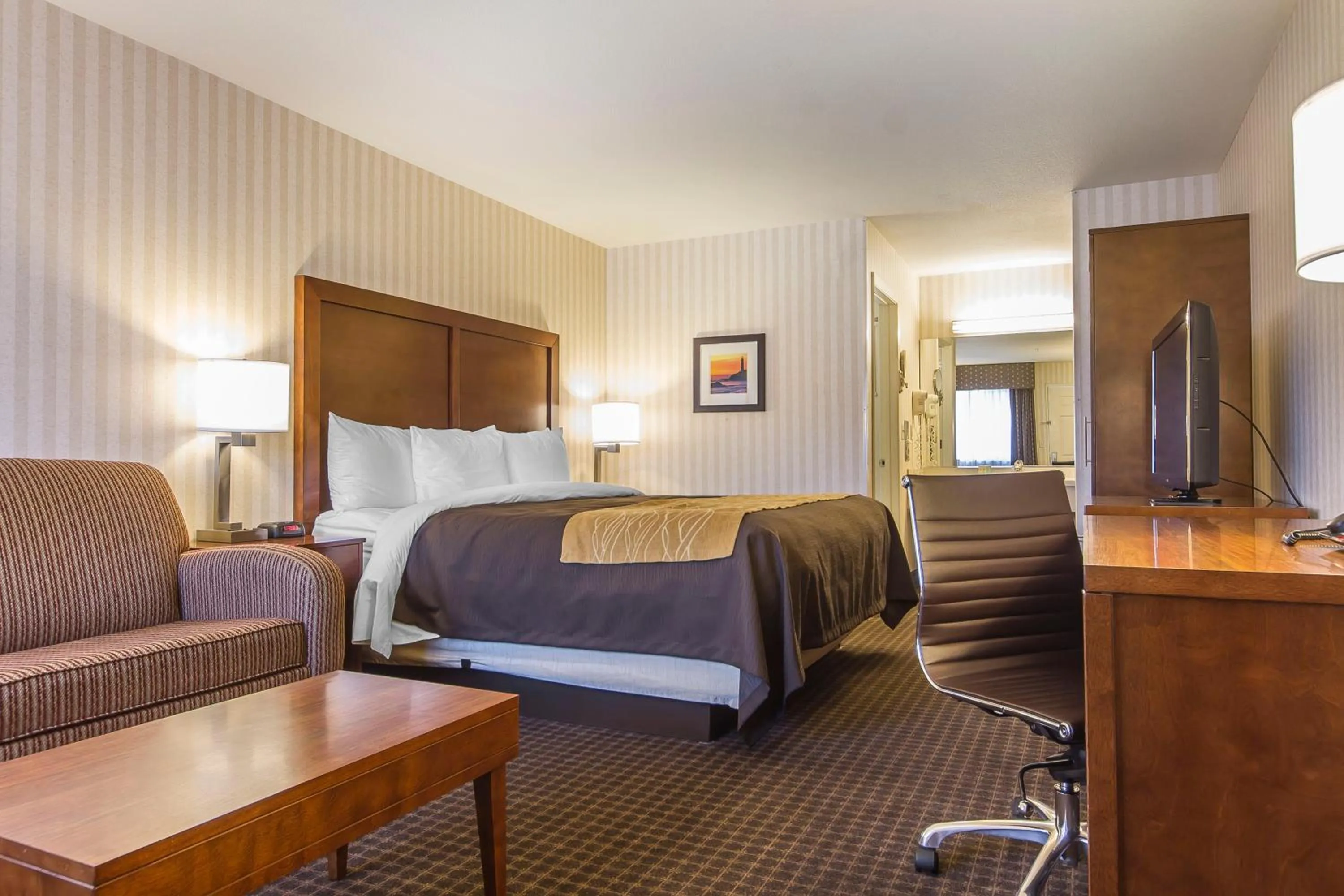 Photo of the whole room, Bed in Quality Inn Half Moon Bay-Miramar Beach