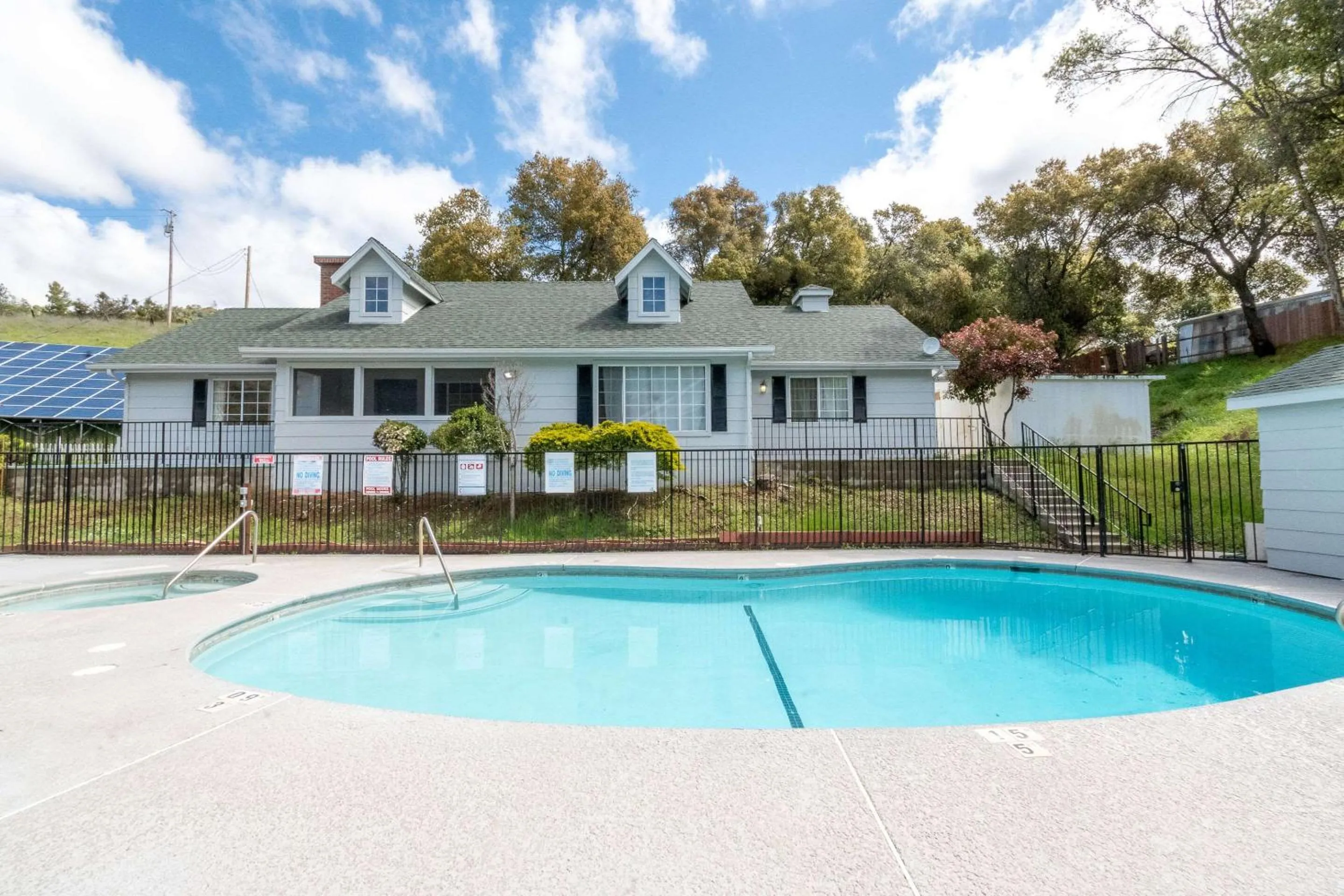 Swimming pool in Quality Inn Yosemite Valley Gateway