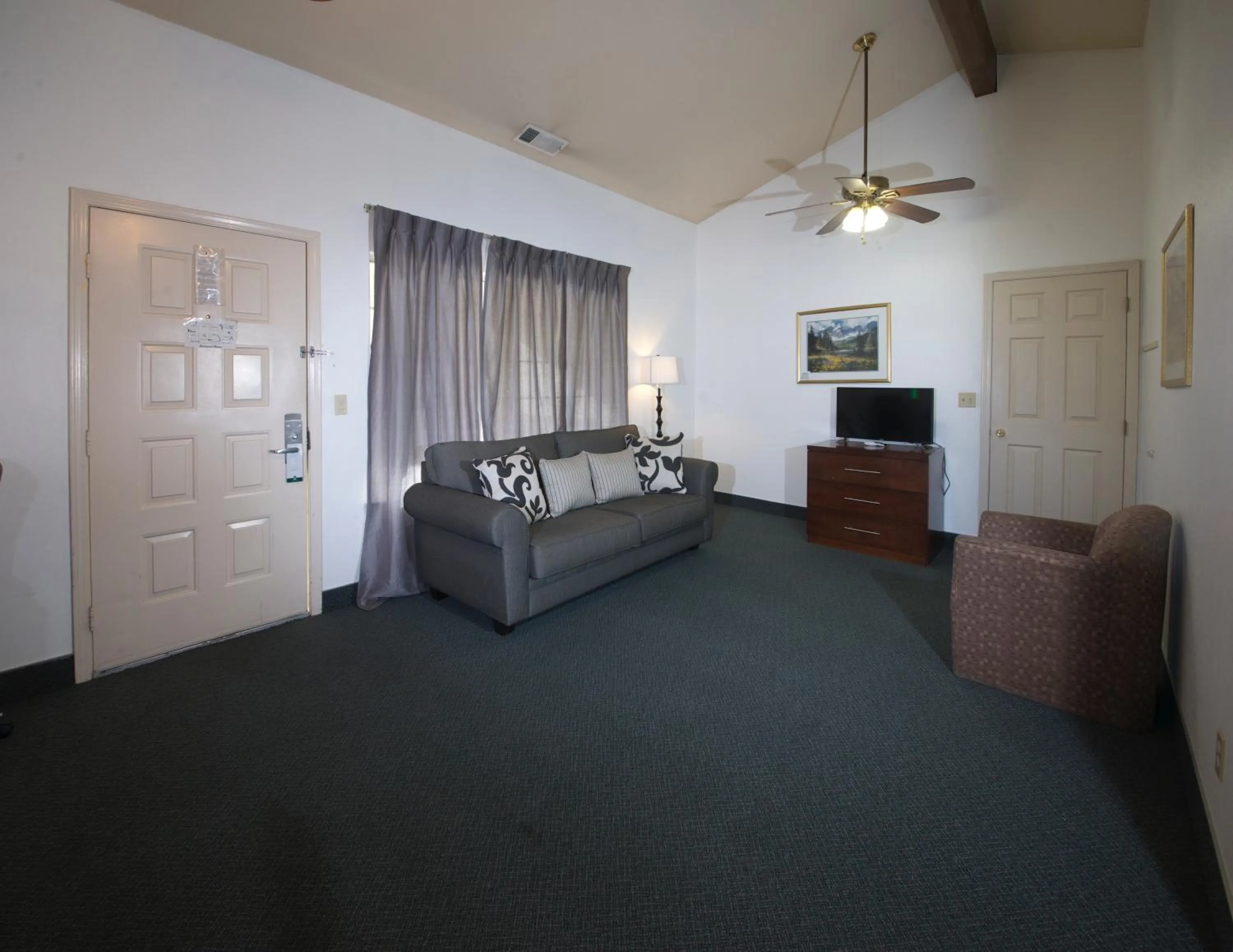 Living room in Quality Inn Yosemite Valley Gateway