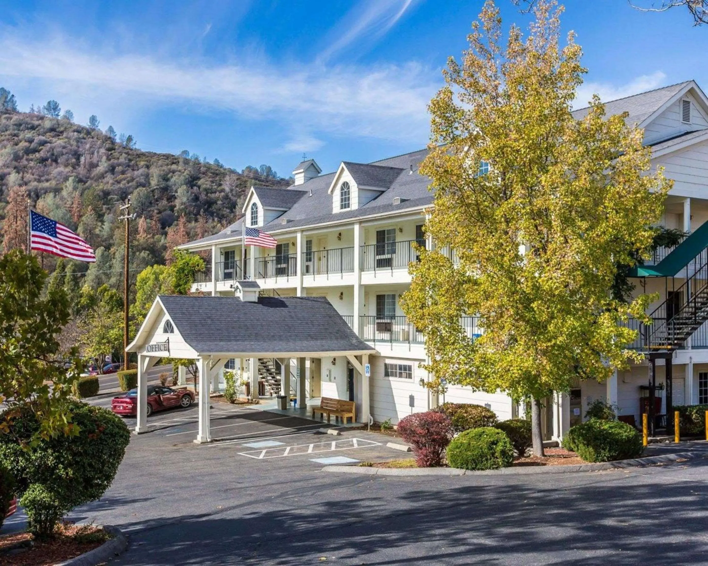 Property building in Quality Inn Yosemite Valley Gateway