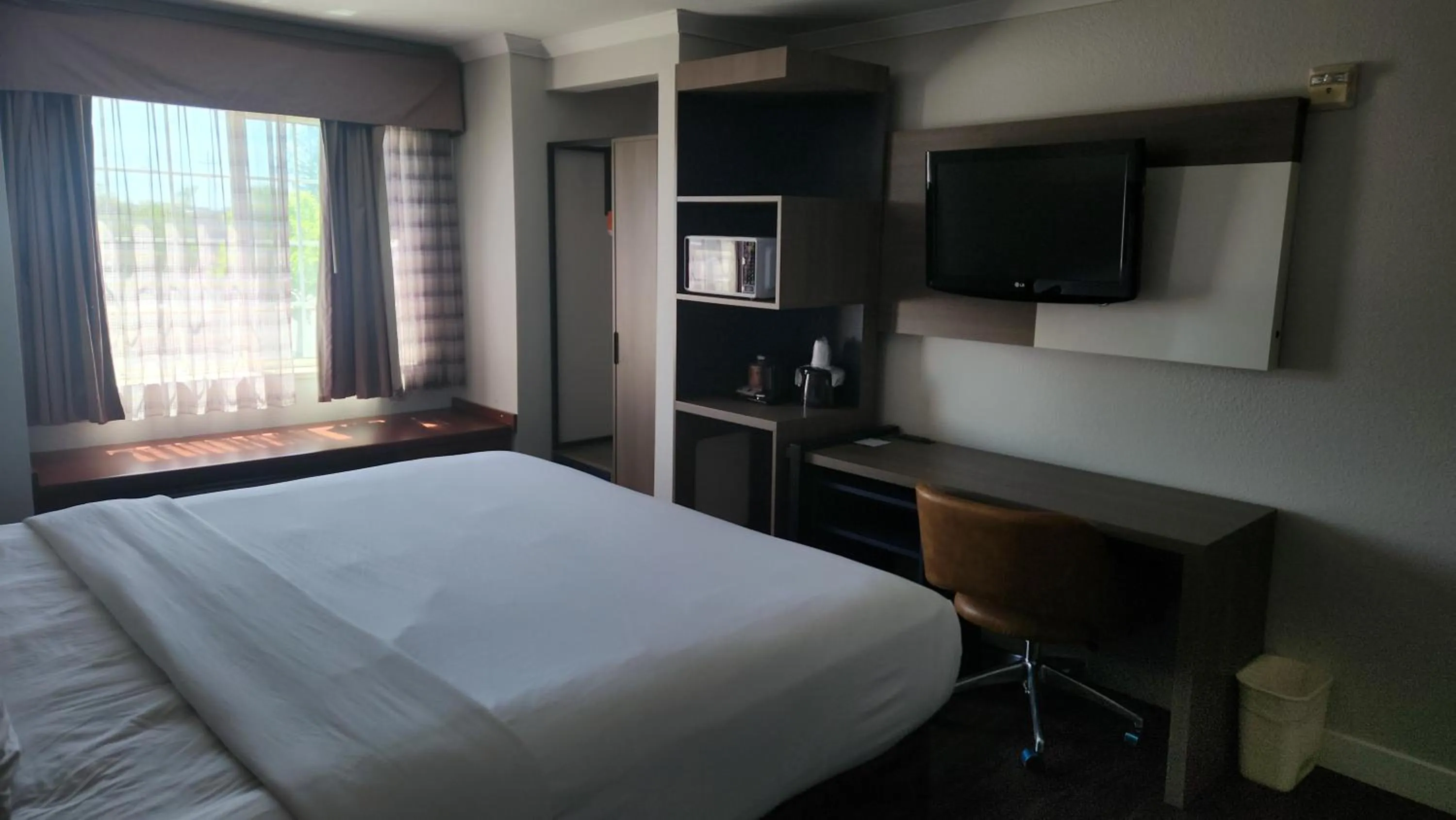 Bedroom, Bed in Quality Inn & Suites Santa Rosa South