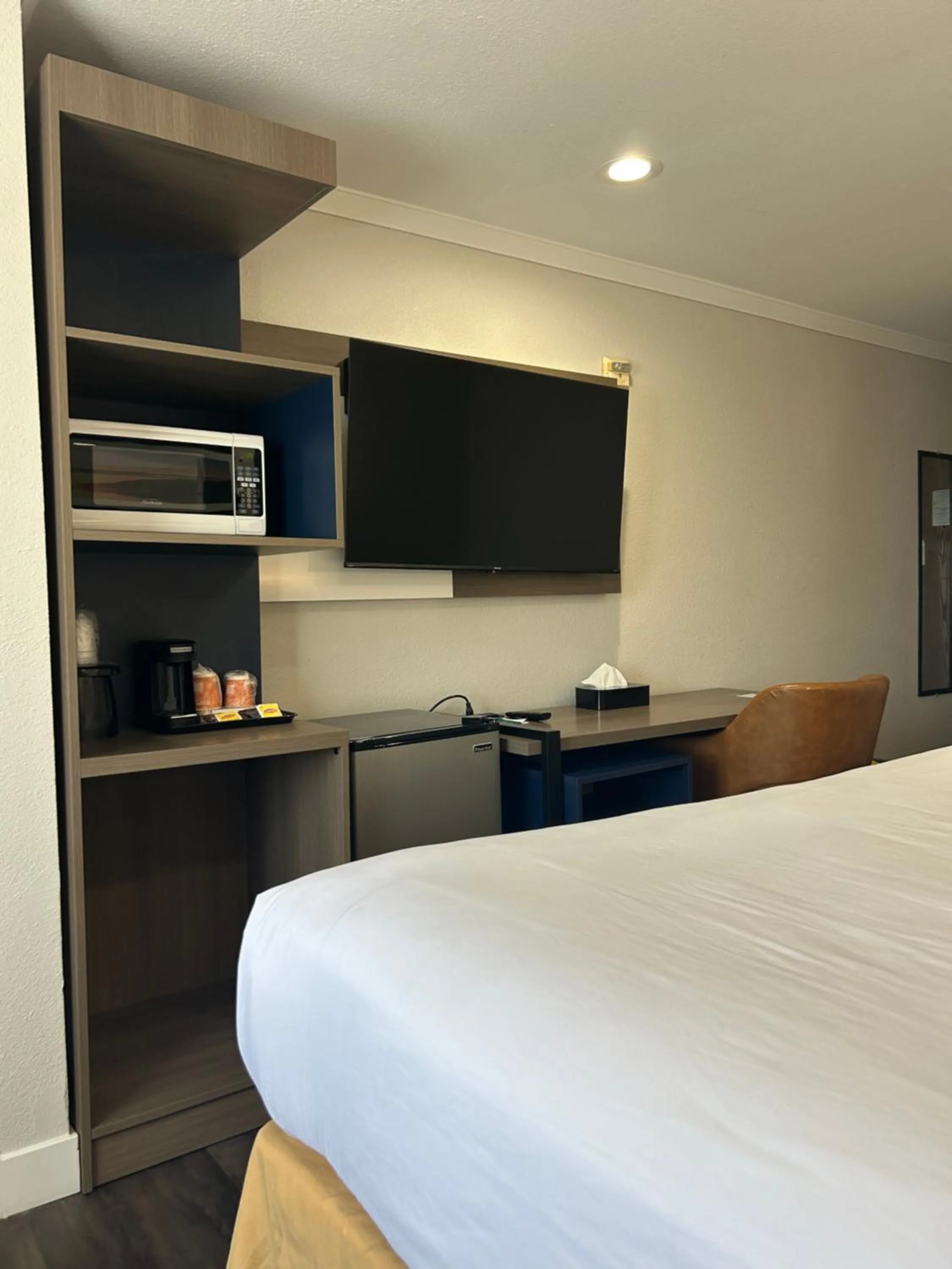 Bedroom, Bed in Quality Inn & Suites Santa Rosa South