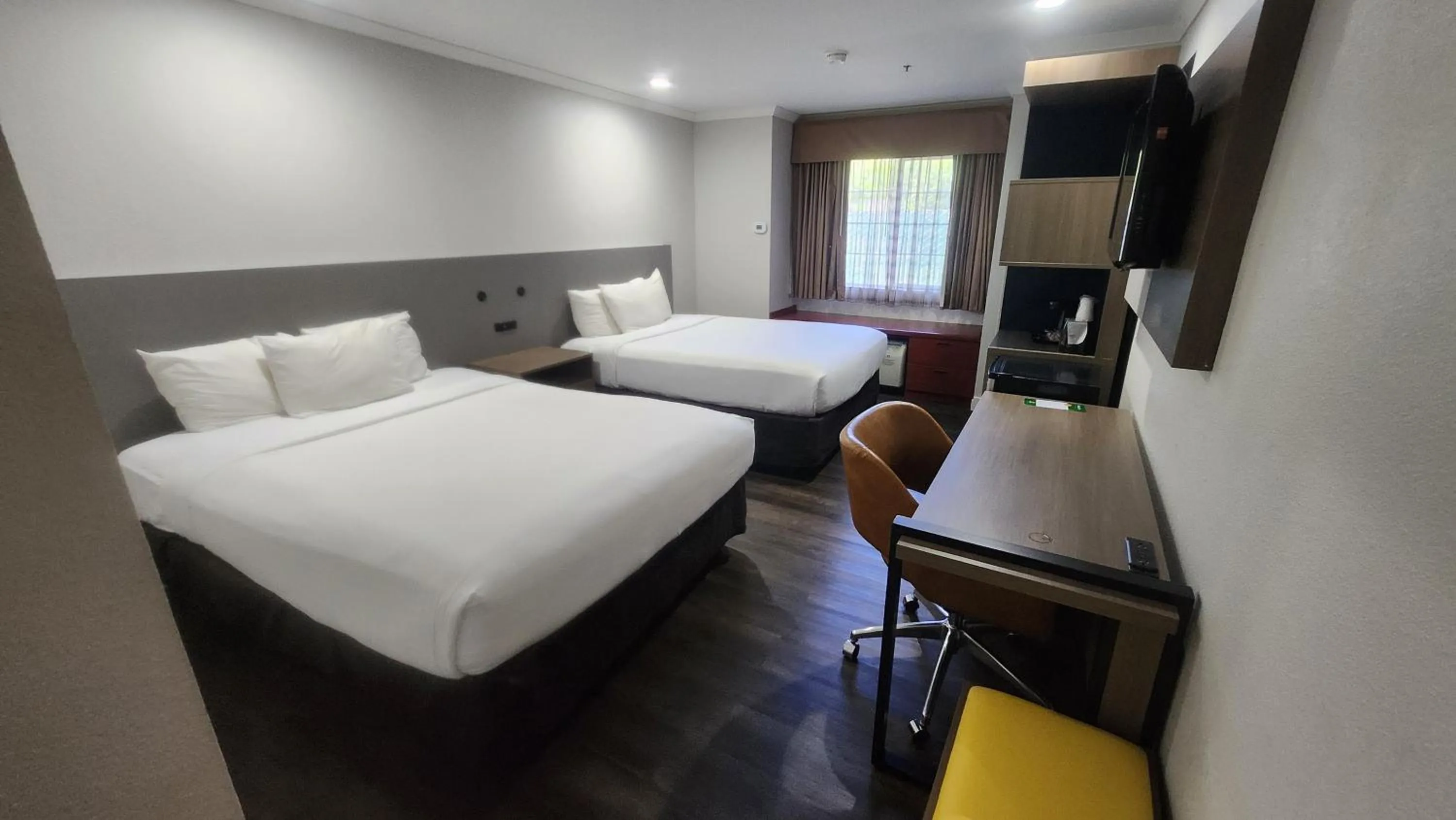 Bedroom, Bed in Quality Inn & Suites Santa Rosa South