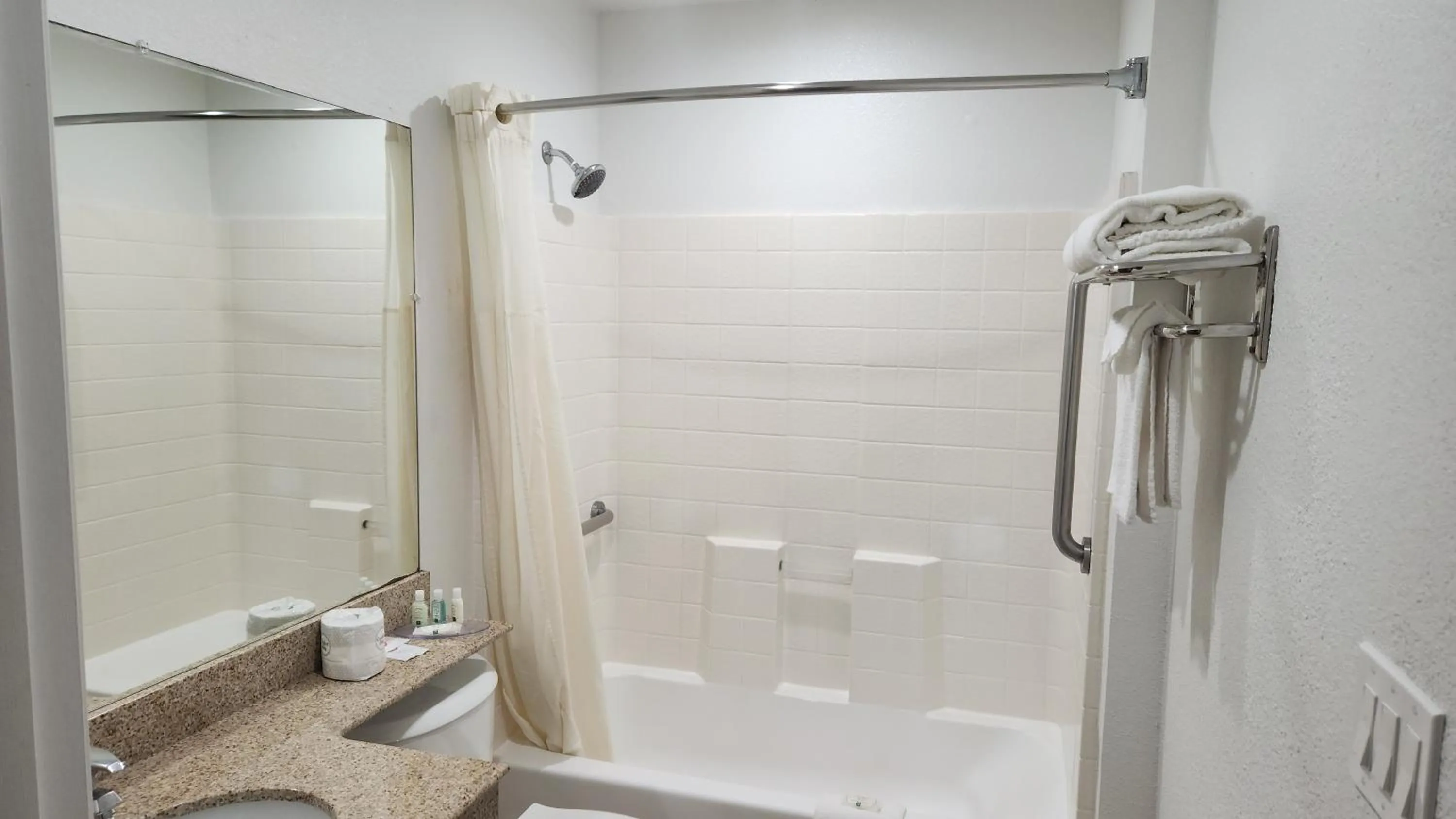 Bath in Quality Inn & Suites Santa Rosa South