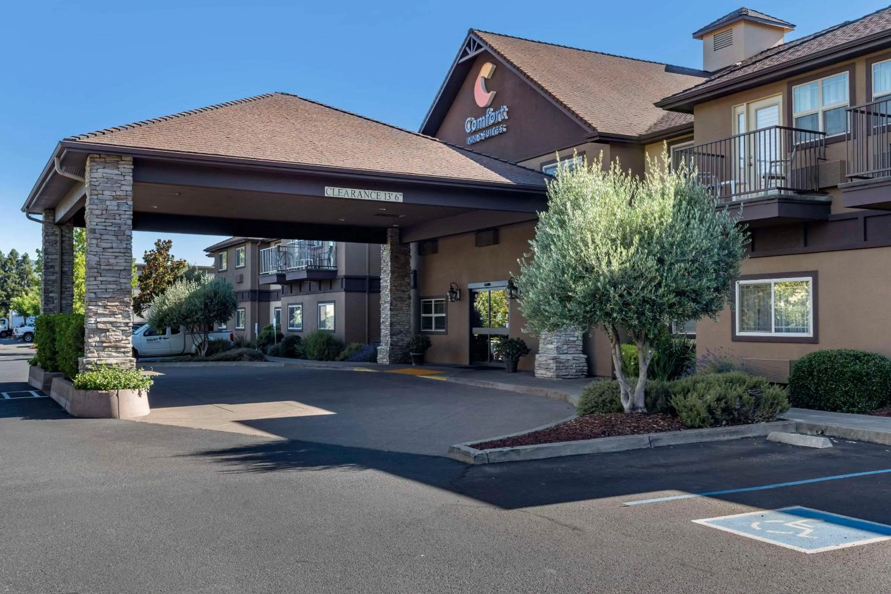 Property building in Comfort Inn & Suites Ukiah Mendocino County