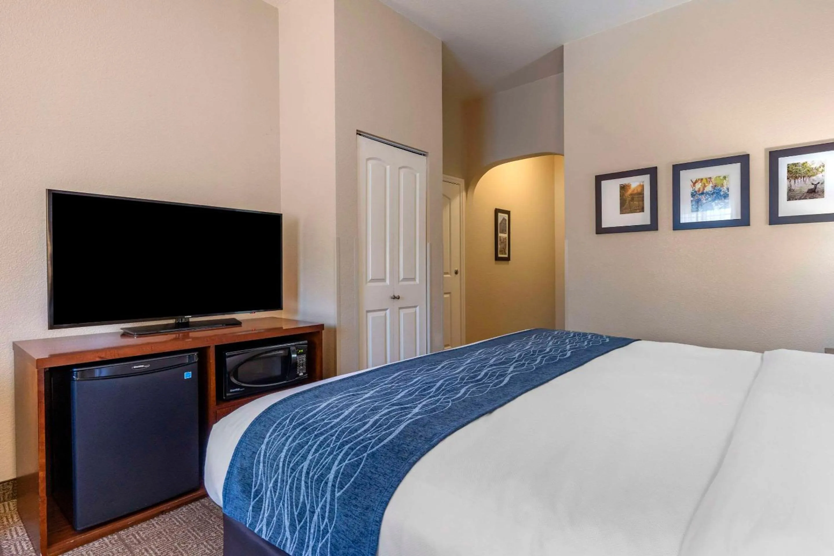 Bedroom, Bed in Comfort Inn & Suites Ukiah Mendocino County
