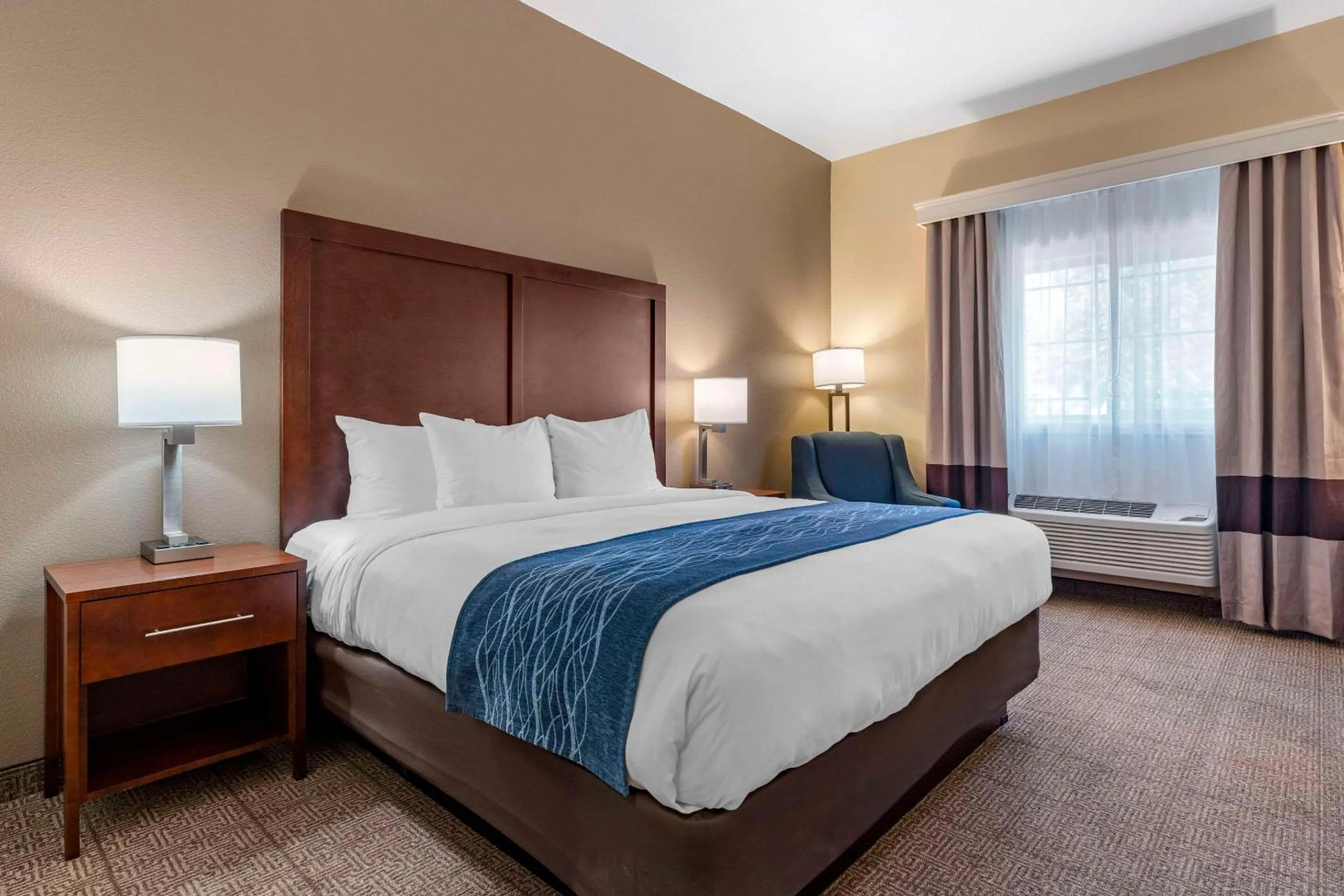 Bedroom, Bed in Comfort Inn & Suites Ukiah Mendocino County