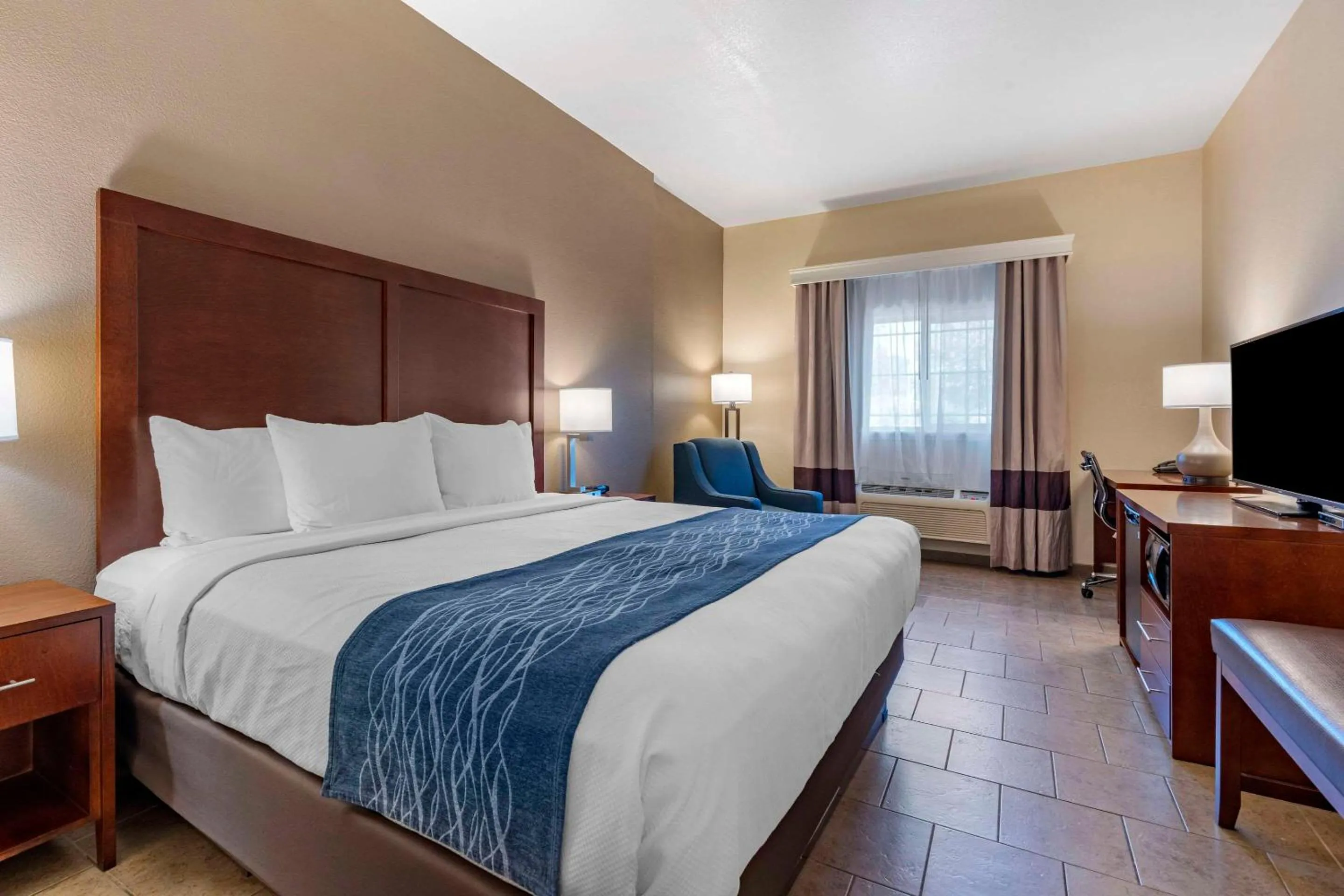 Bedroom, Bed in Comfort Inn & Suites Ukiah Mendocino County