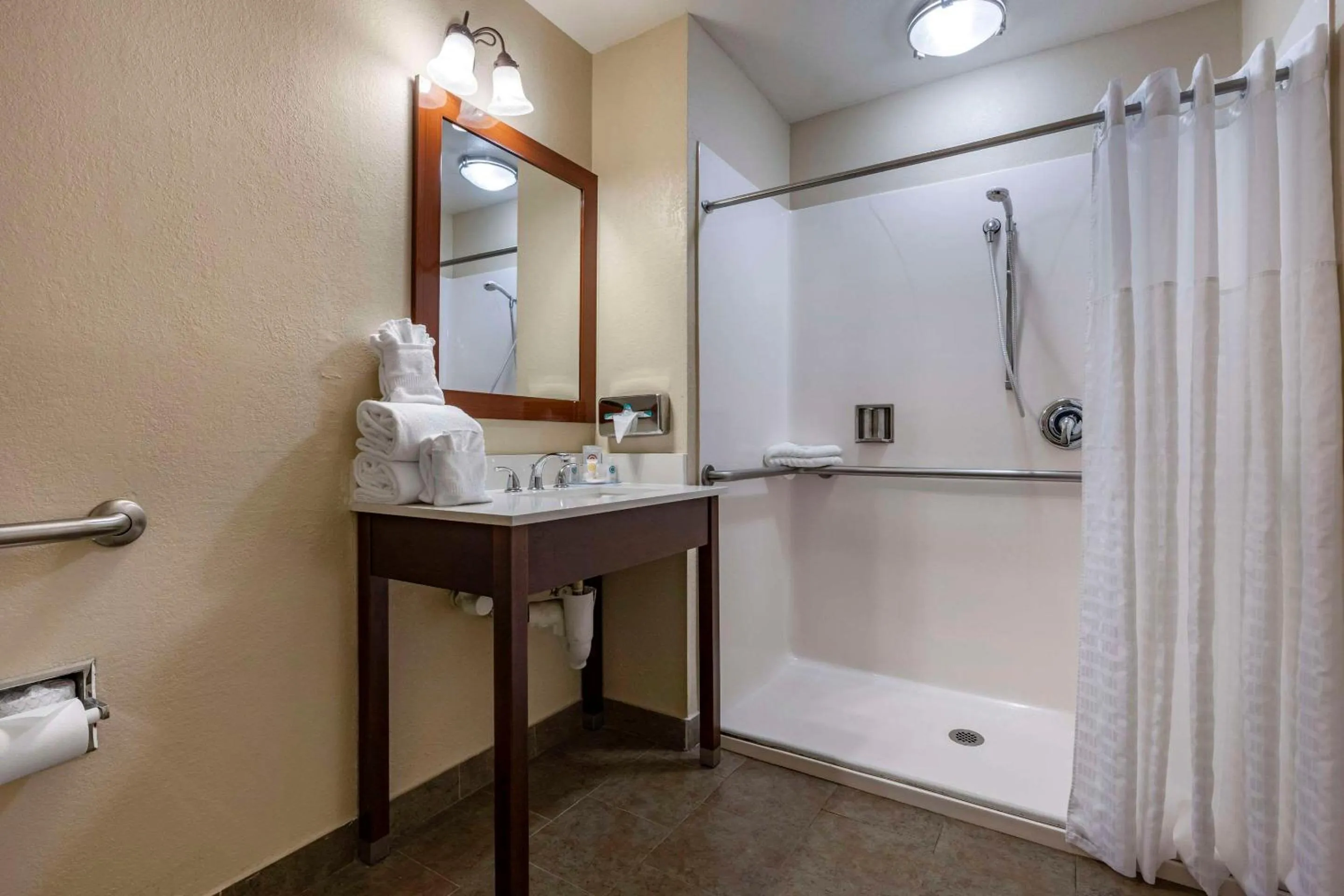Bedroom in Comfort Inn & Suites Ukiah Mendocino County