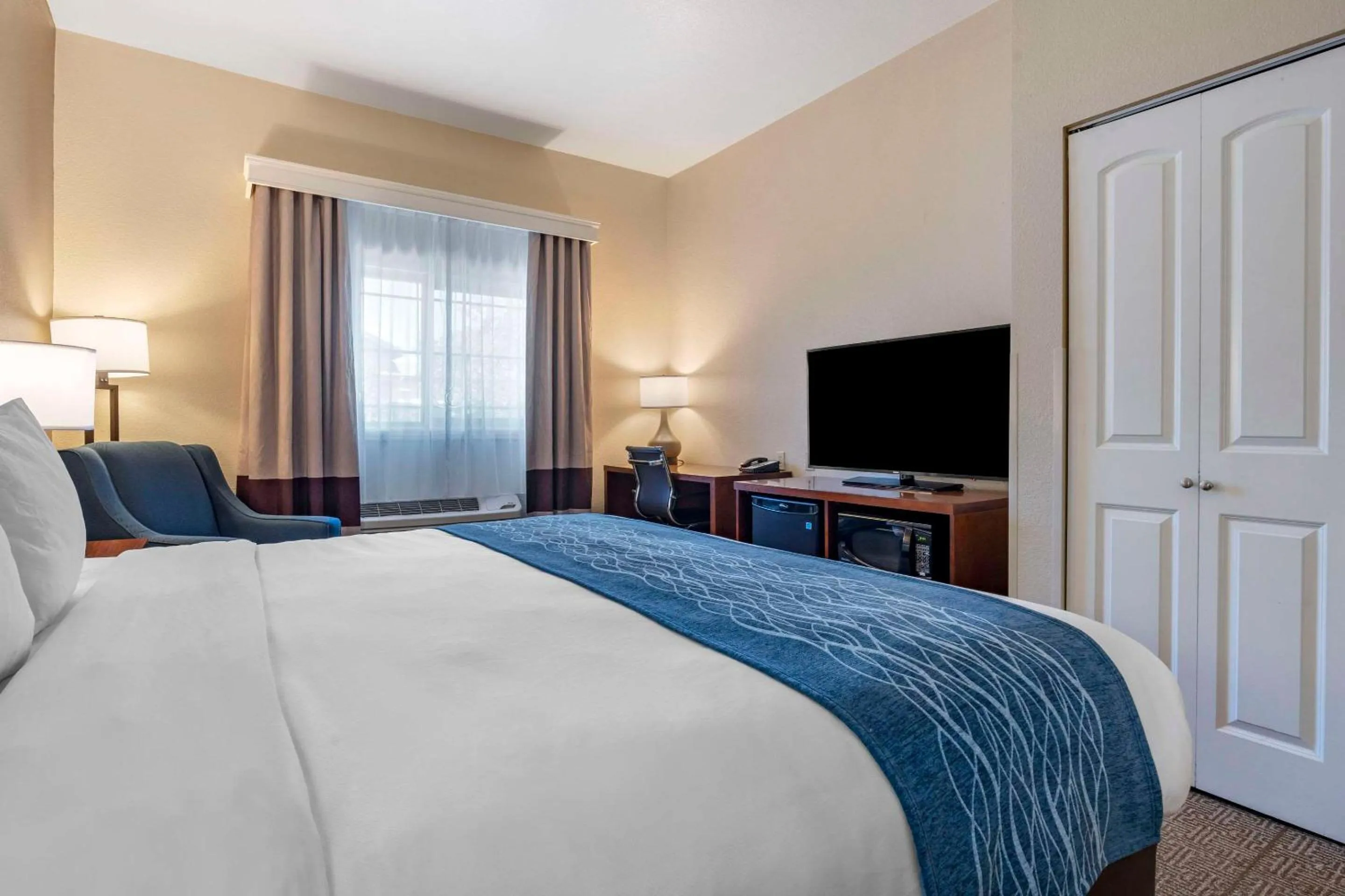 Bedroom, Bed in Comfort Inn & Suites Ukiah Mendocino County