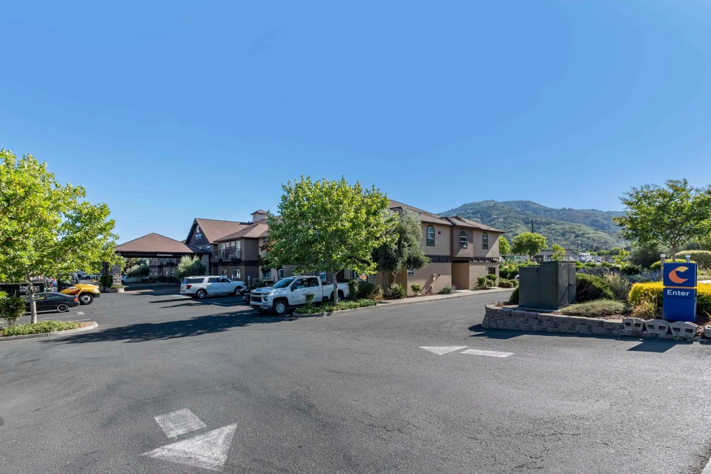 Property building in Comfort Inn & Suites Ukiah Mendocino County