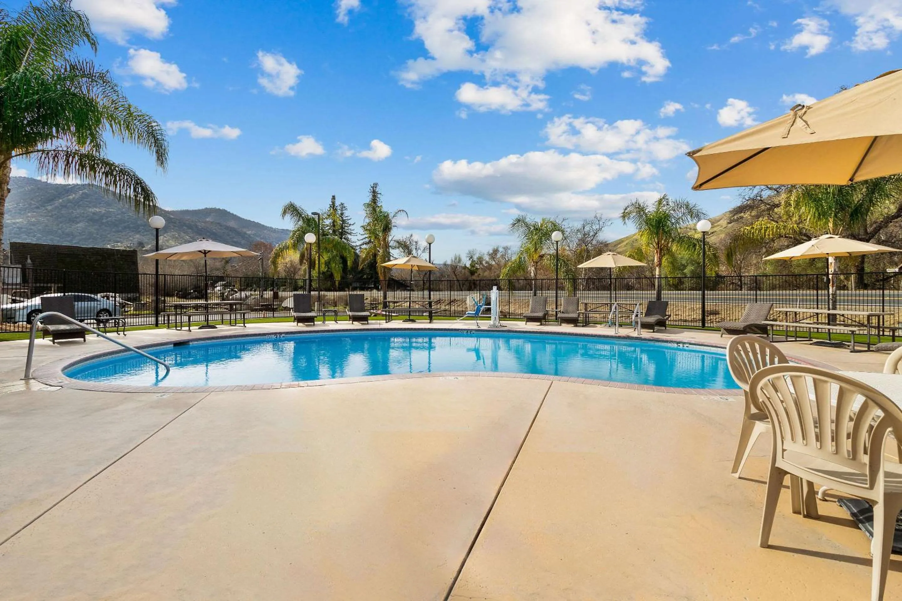Swimming pool in Comfort Inn & Suites Sequoia Kings Canyon