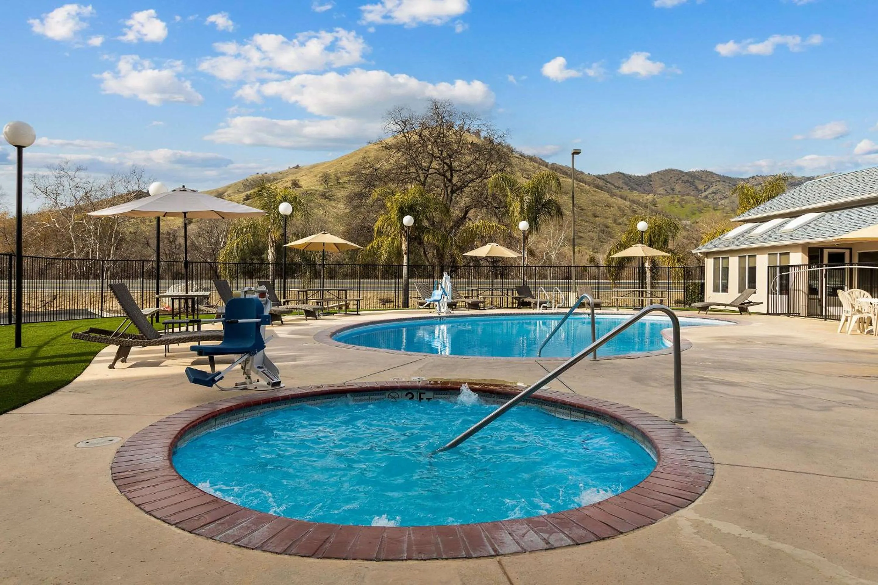 Swimming pool in Comfort Inn & Suites Sequoia Kings Canyon