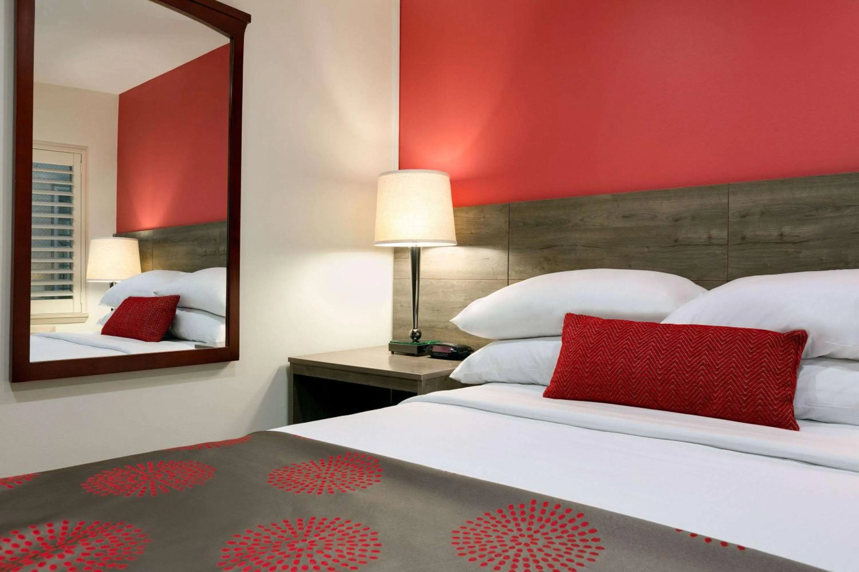 Photo of the whole room, Bed in Ramada by Wyndham Oakland Downtown City Center