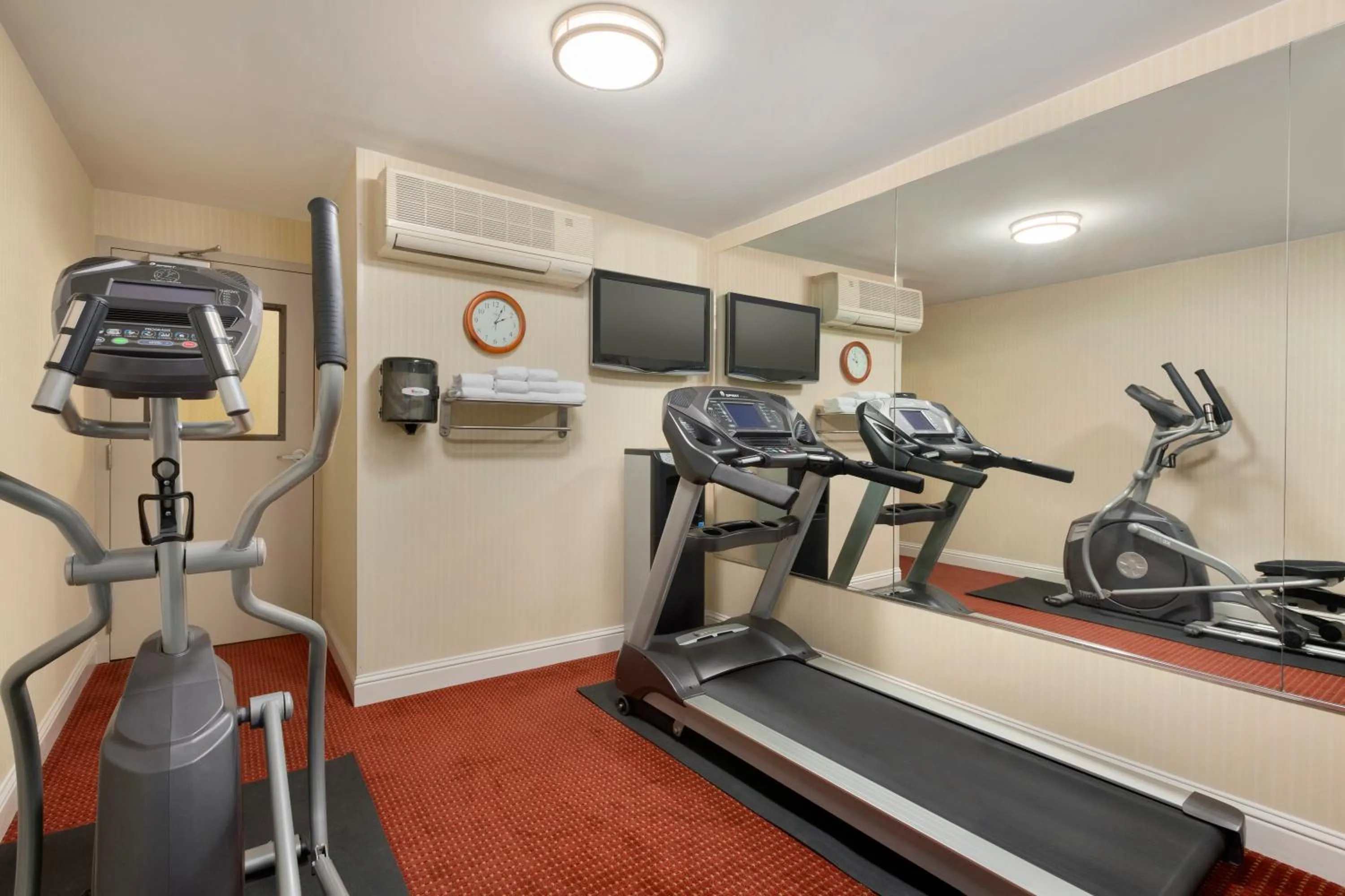 Fitness centre/facilities in Ramada by Wyndham Oakland Downtown City Center