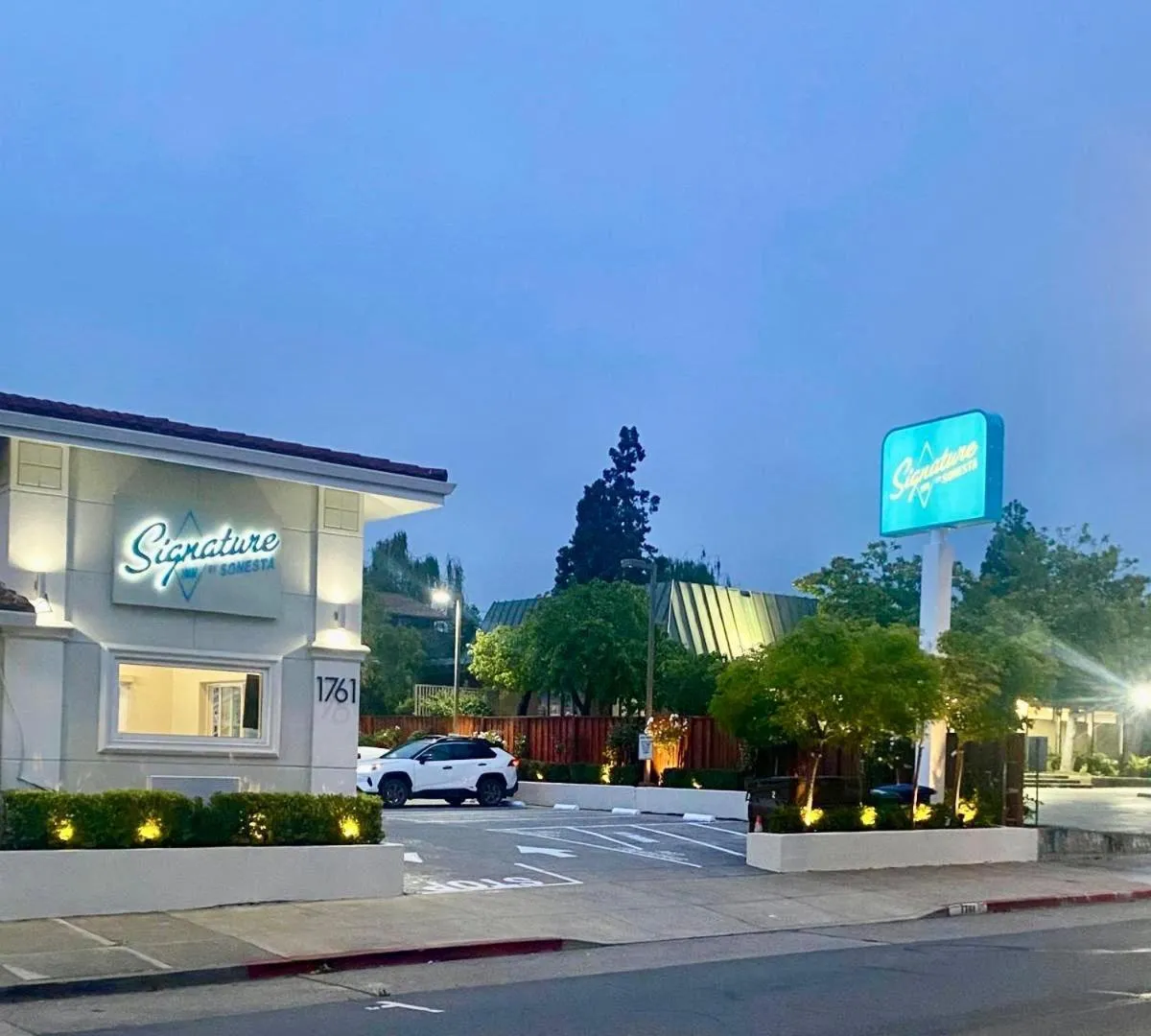 Property building in Signature Inn Berkeley