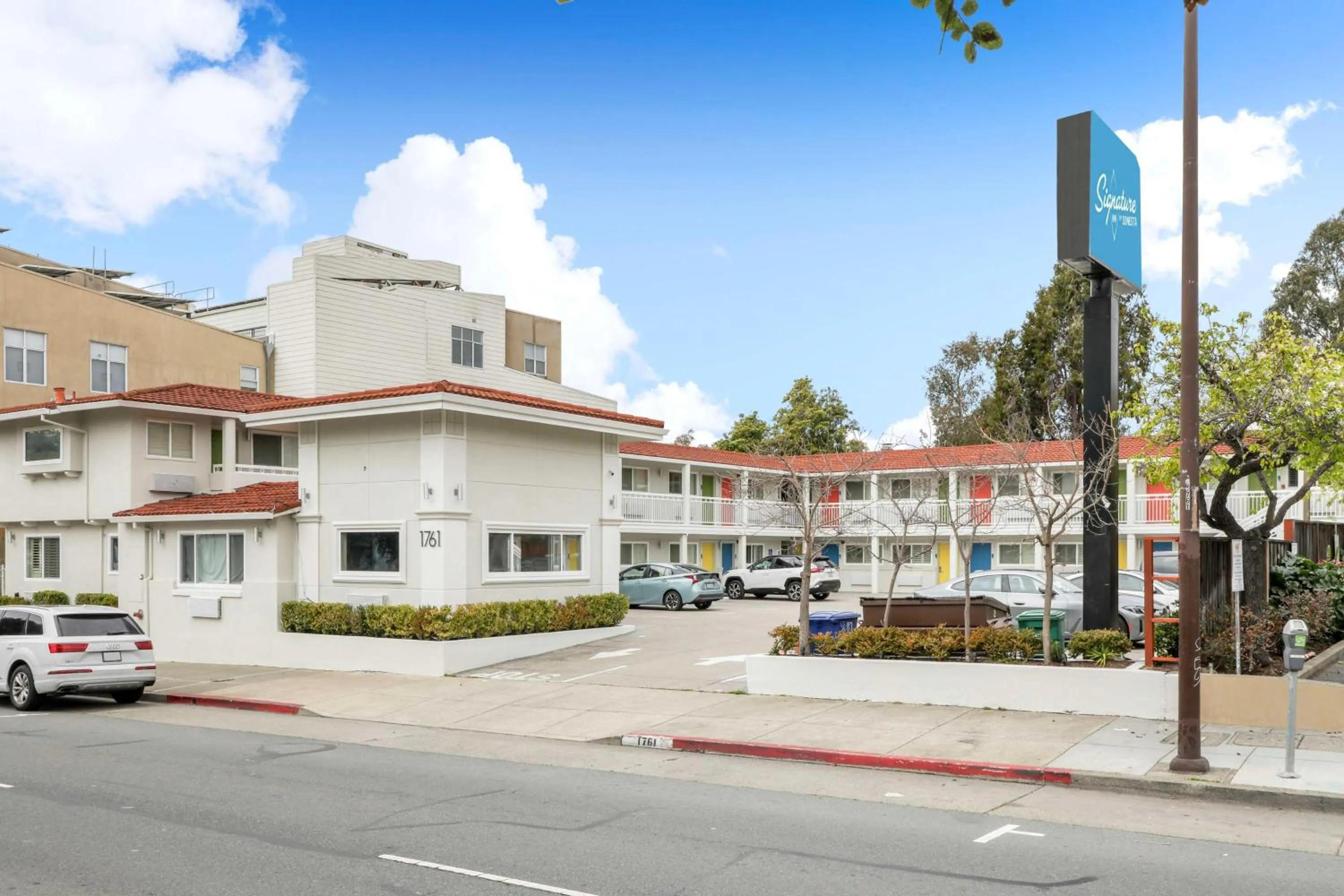 Property building in Signature Inn Berkeley