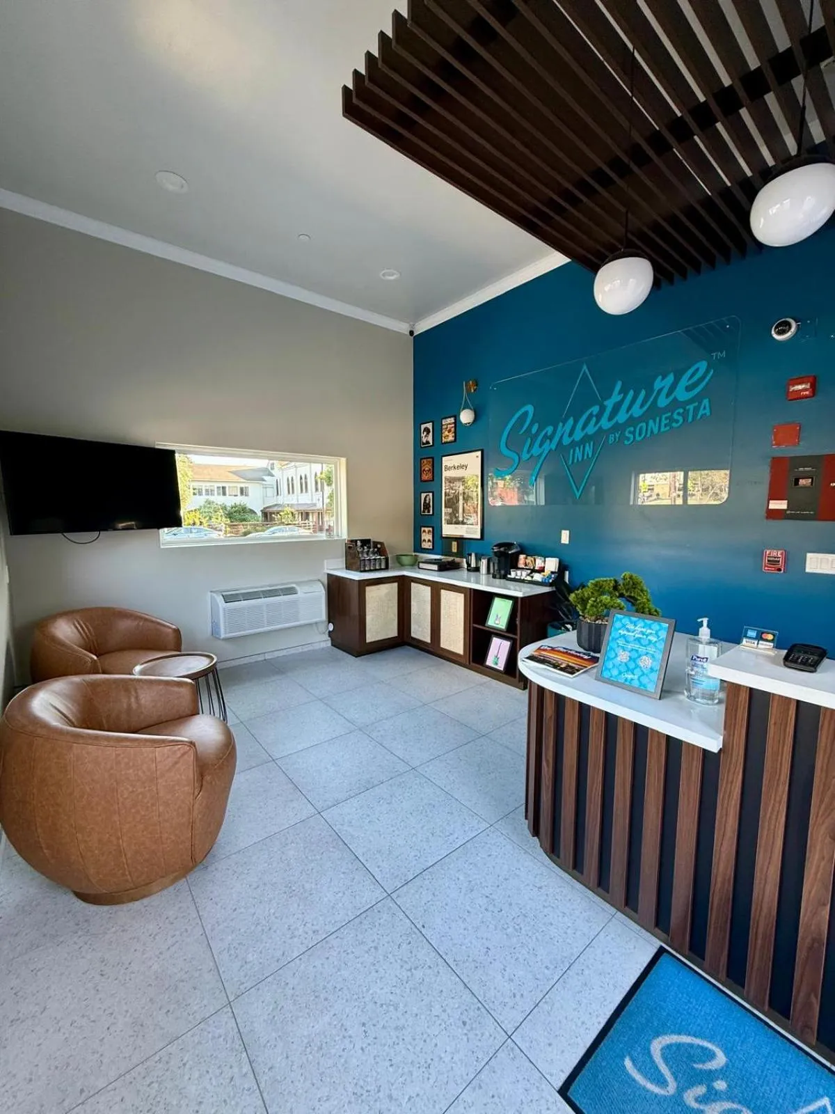 Seating area in Signature Inn Berkeley