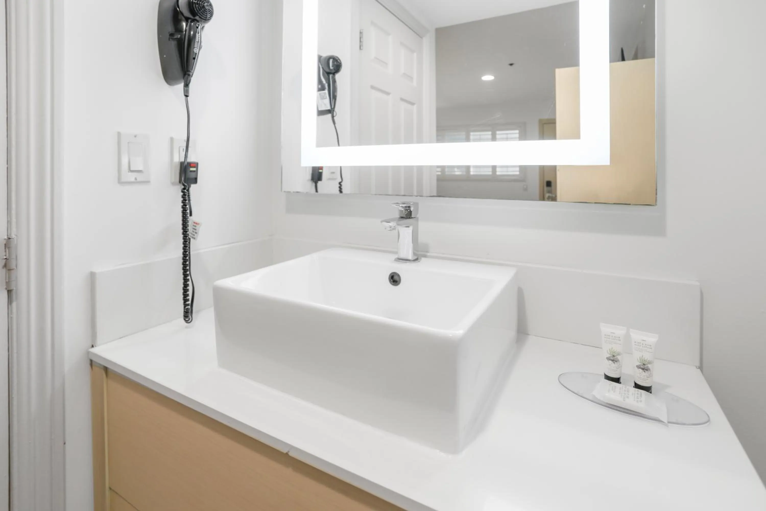 Bathroom in Signature Inn Berkeley