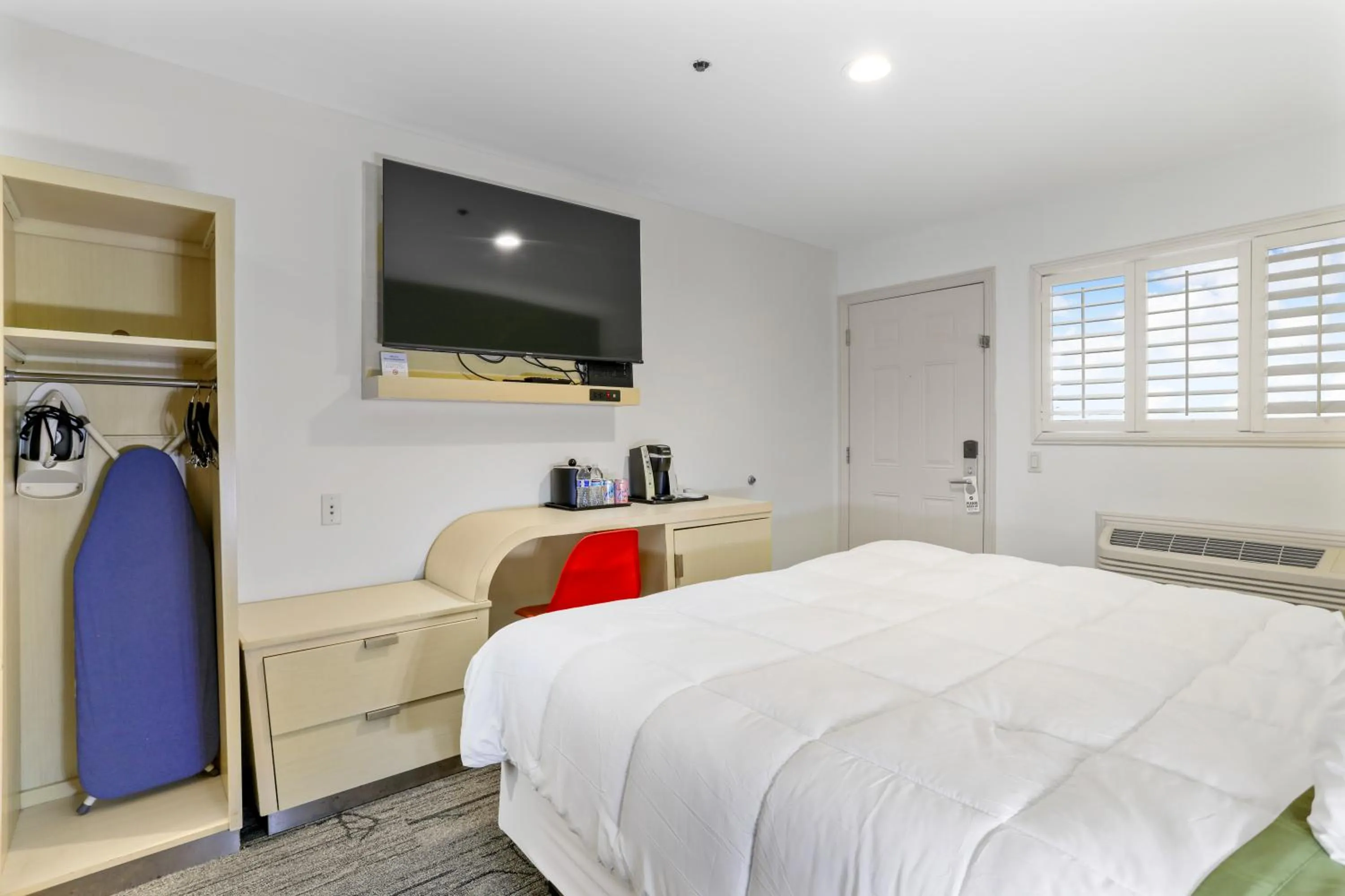 TV and multimedia, Bed in Signature Inn Berkeley