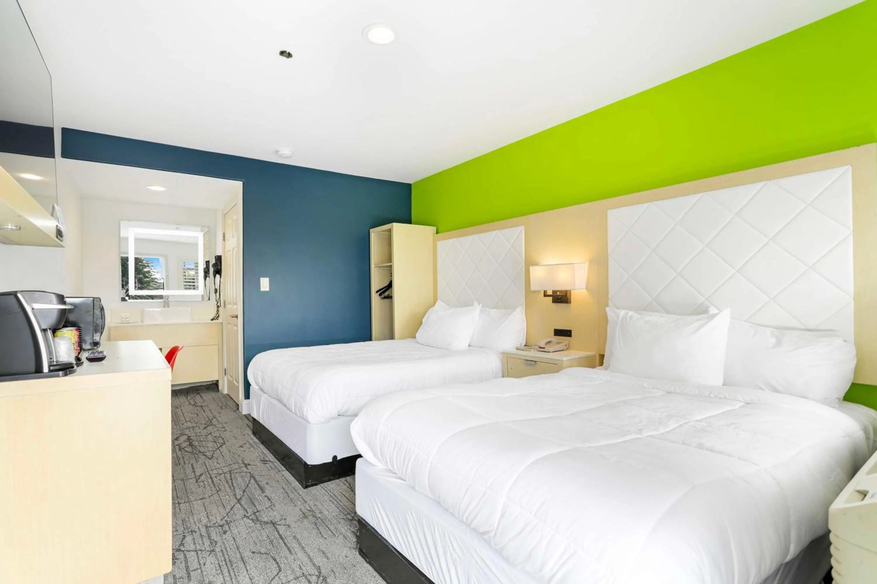 Bedroom, Bed in Signature Inn Berkeley