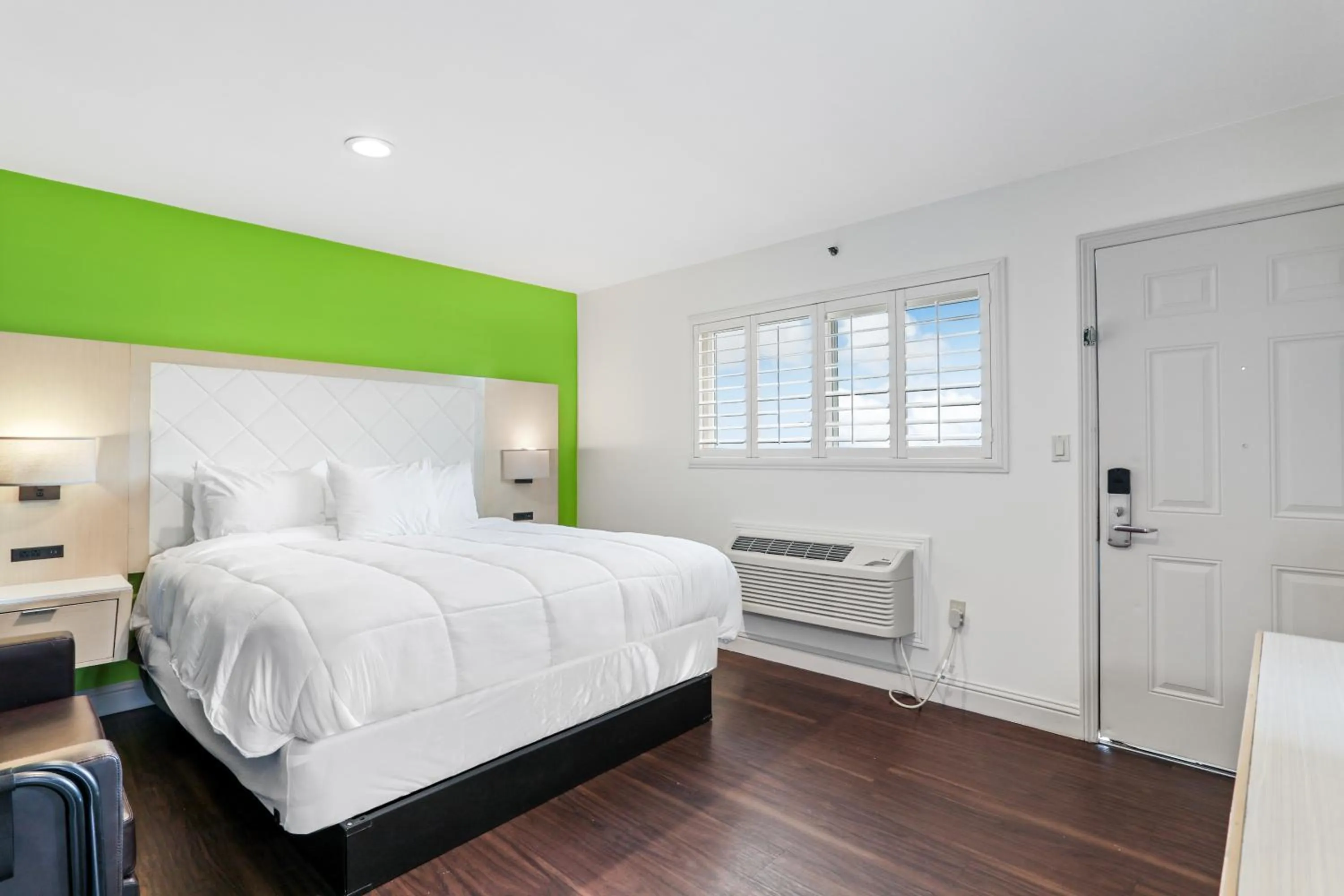 Bed in Signature Inn Berkeley