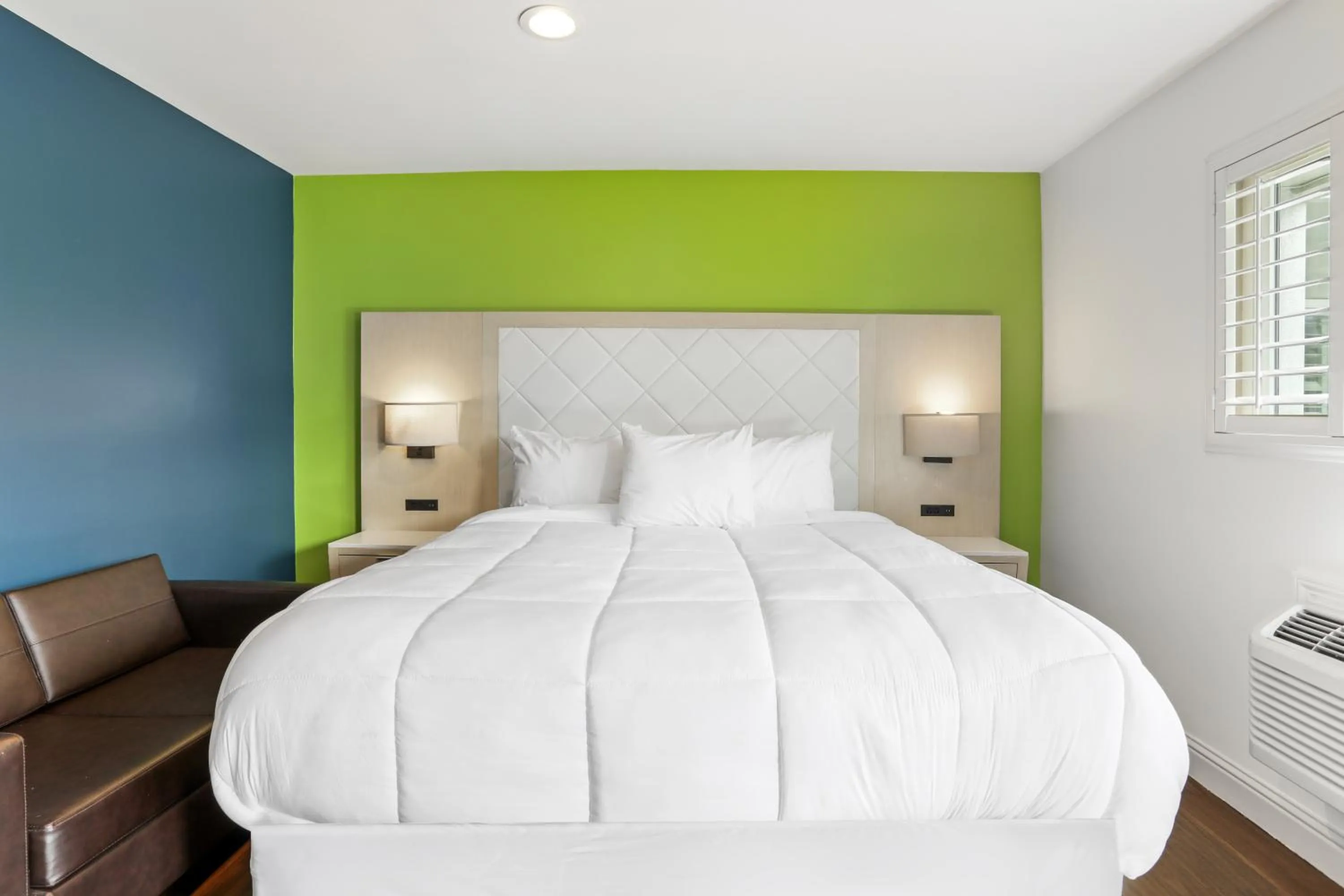 Bed in Signature Inn Berkeley