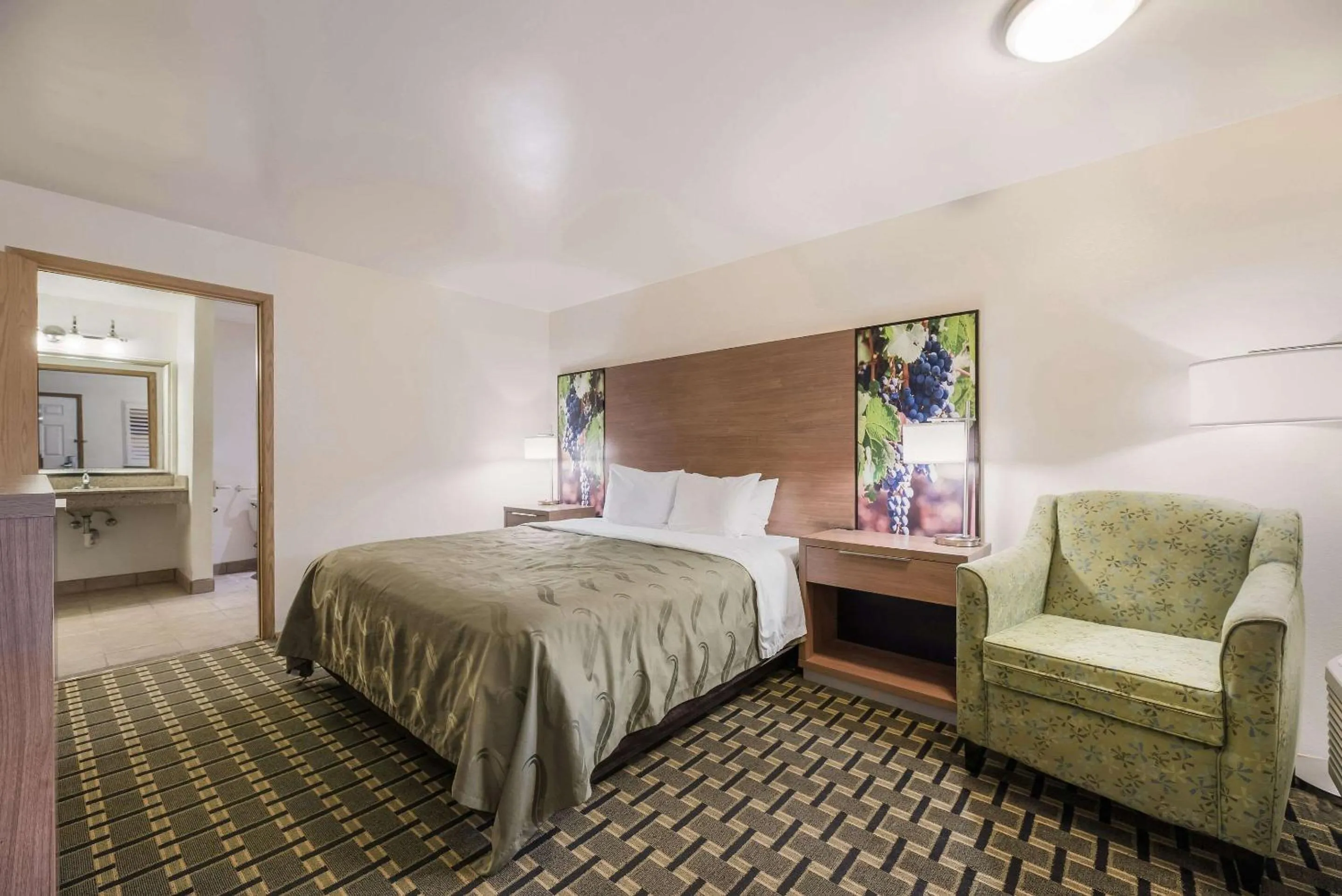 Bedroom, Bed in Quality Inn Near Fort Hunter Liggett