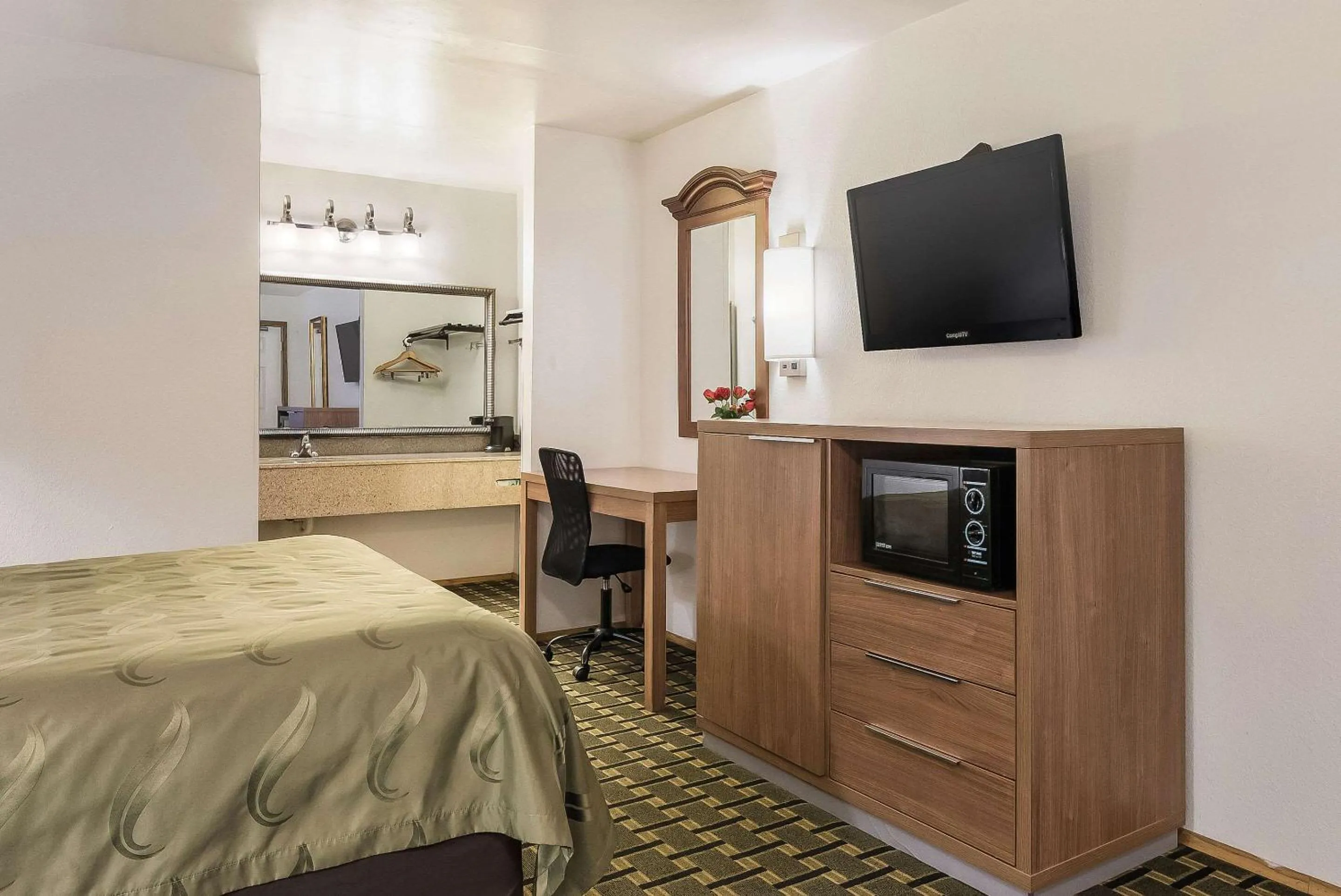 Bedroom, Bed in Quality Inn Near Fort Hunter Liggett