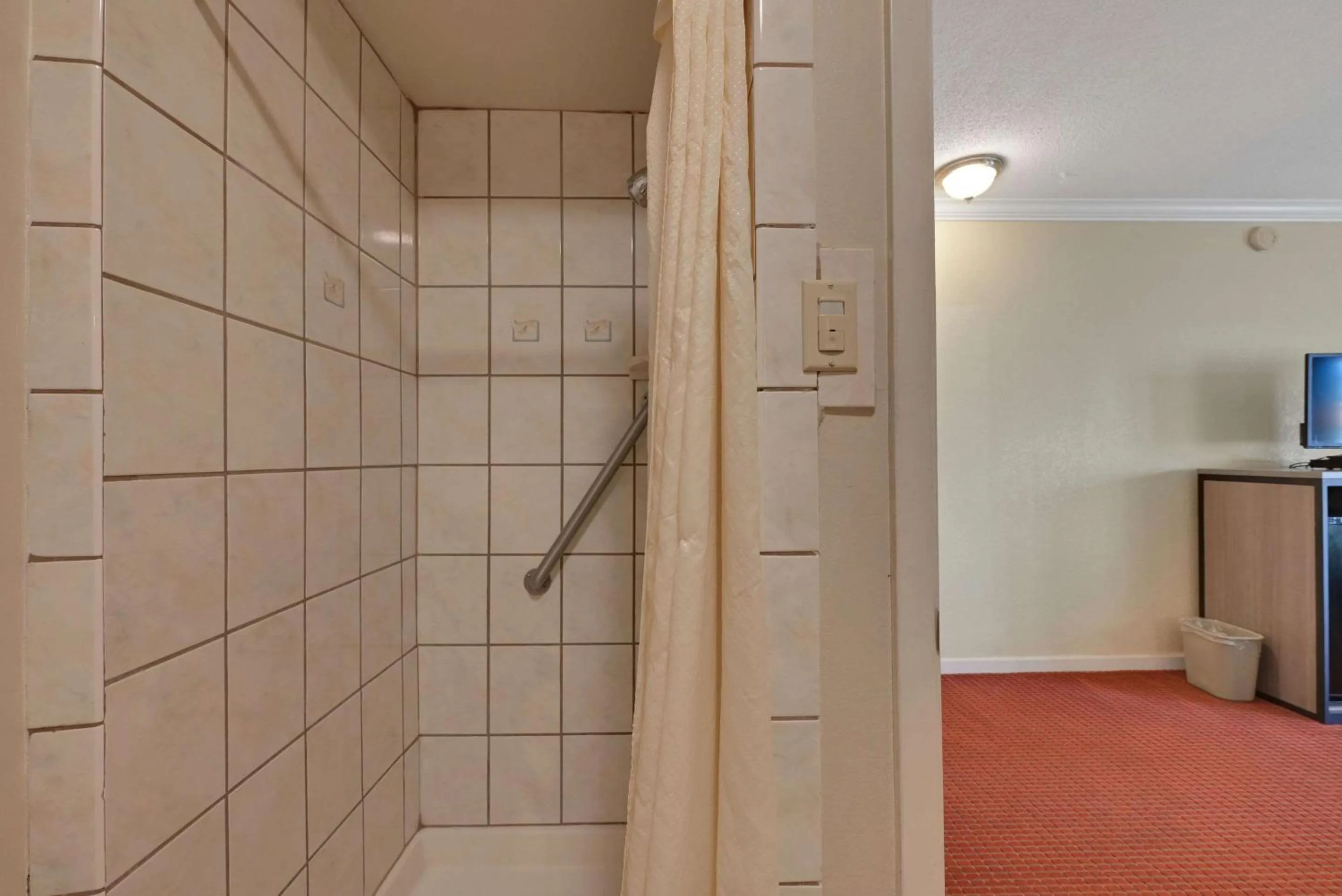 Bedroom in Econo Lodge Woodland near I-5