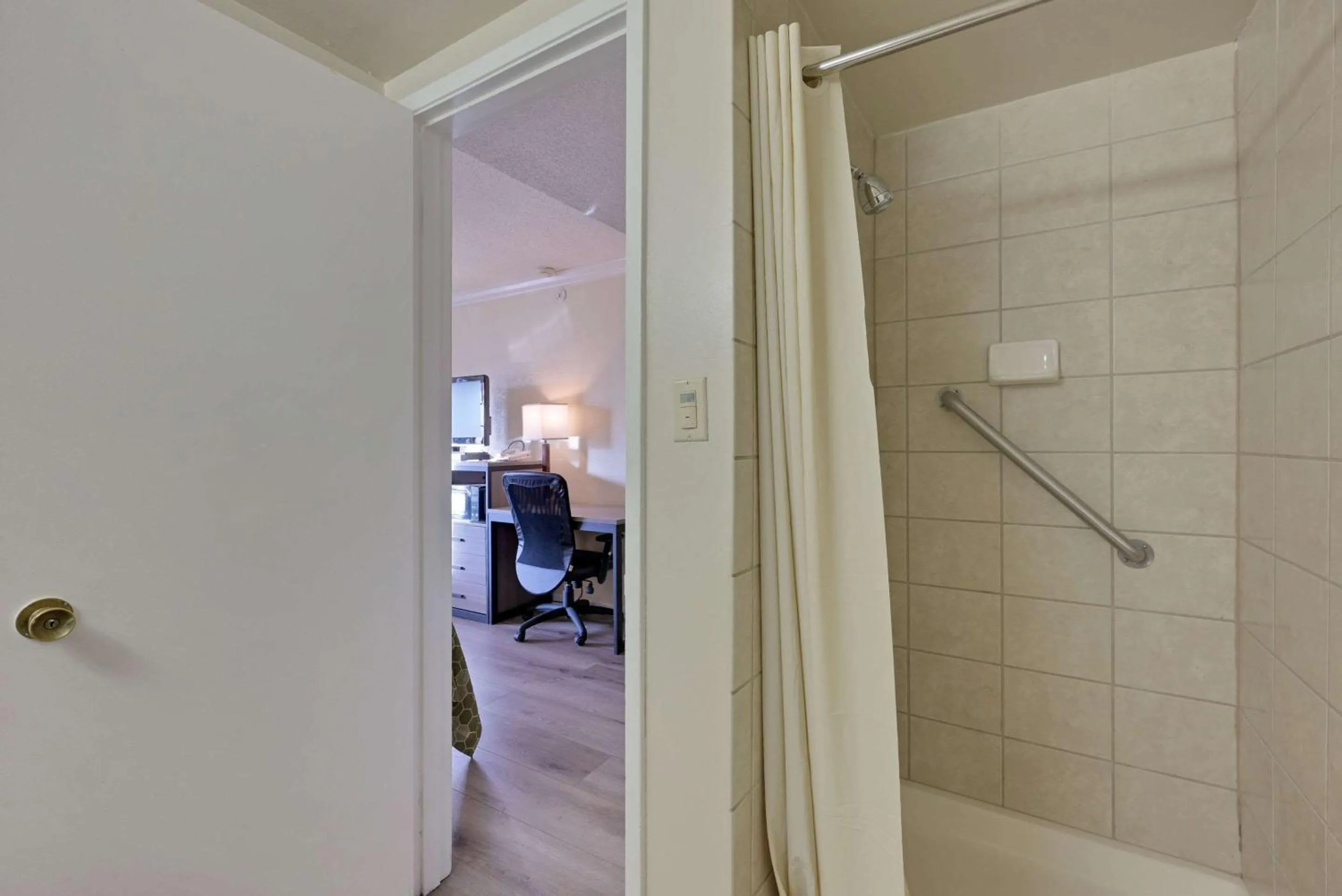 Bedroom in Econo Lodge Woodland near I-5