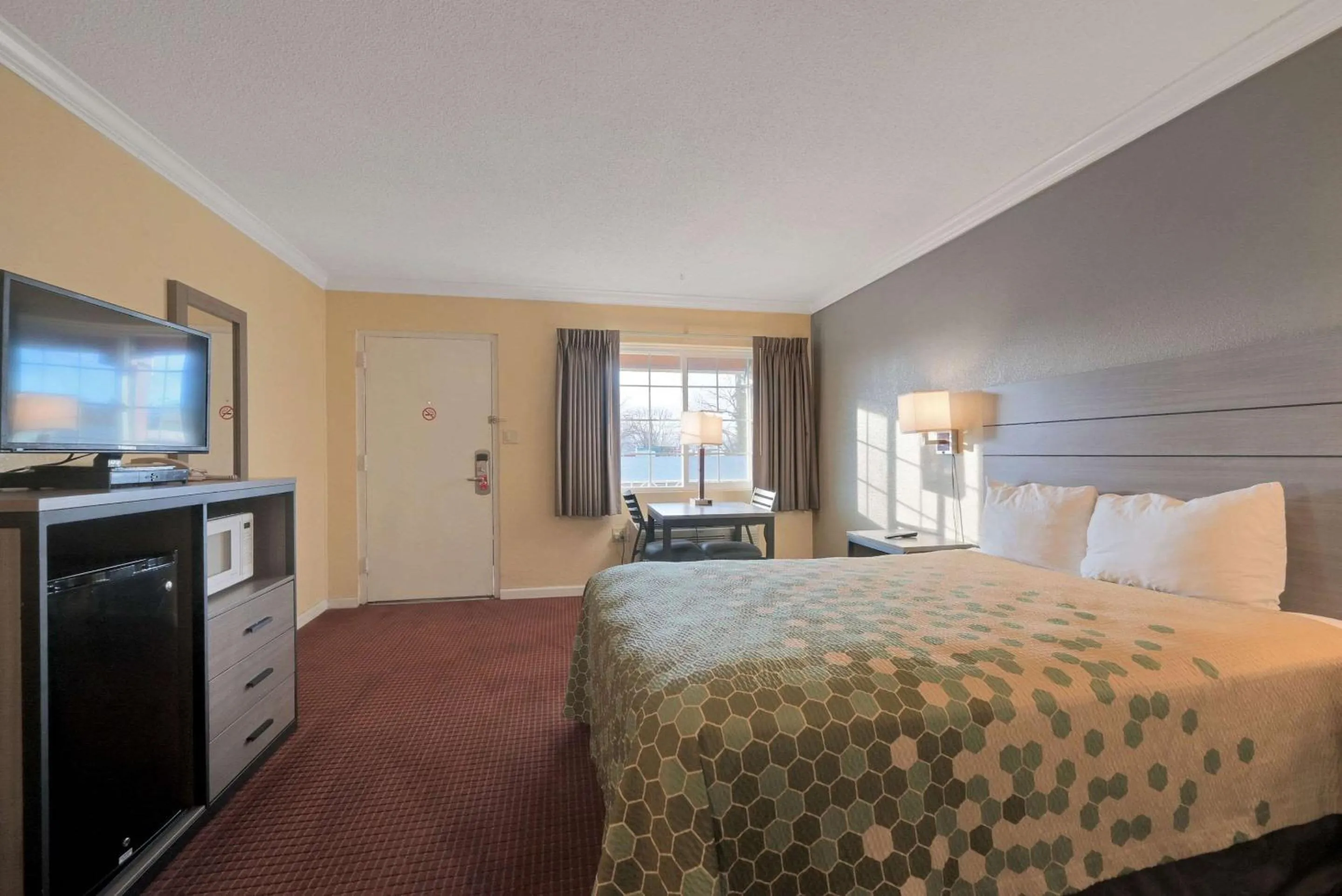 Bedroom, Bed in Econo Lodge Woodland near I-5