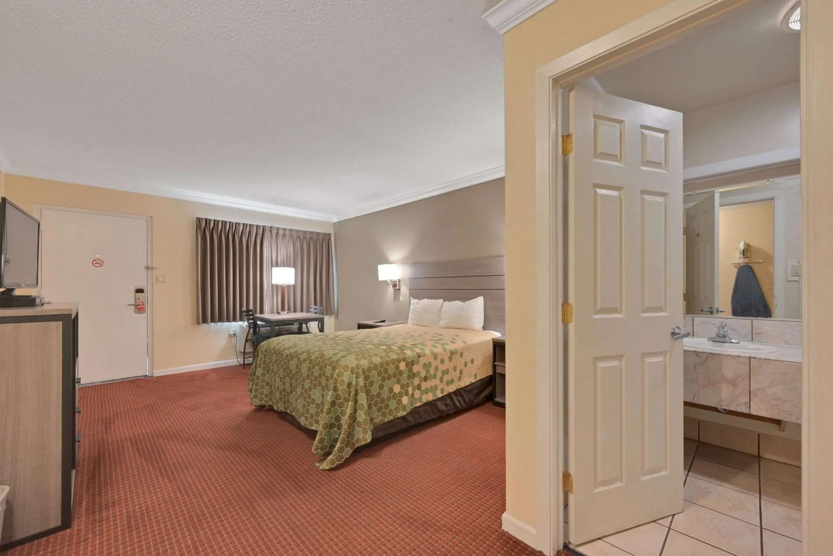 Bedroom, Bed in Econo Lodge Woodland near I-5