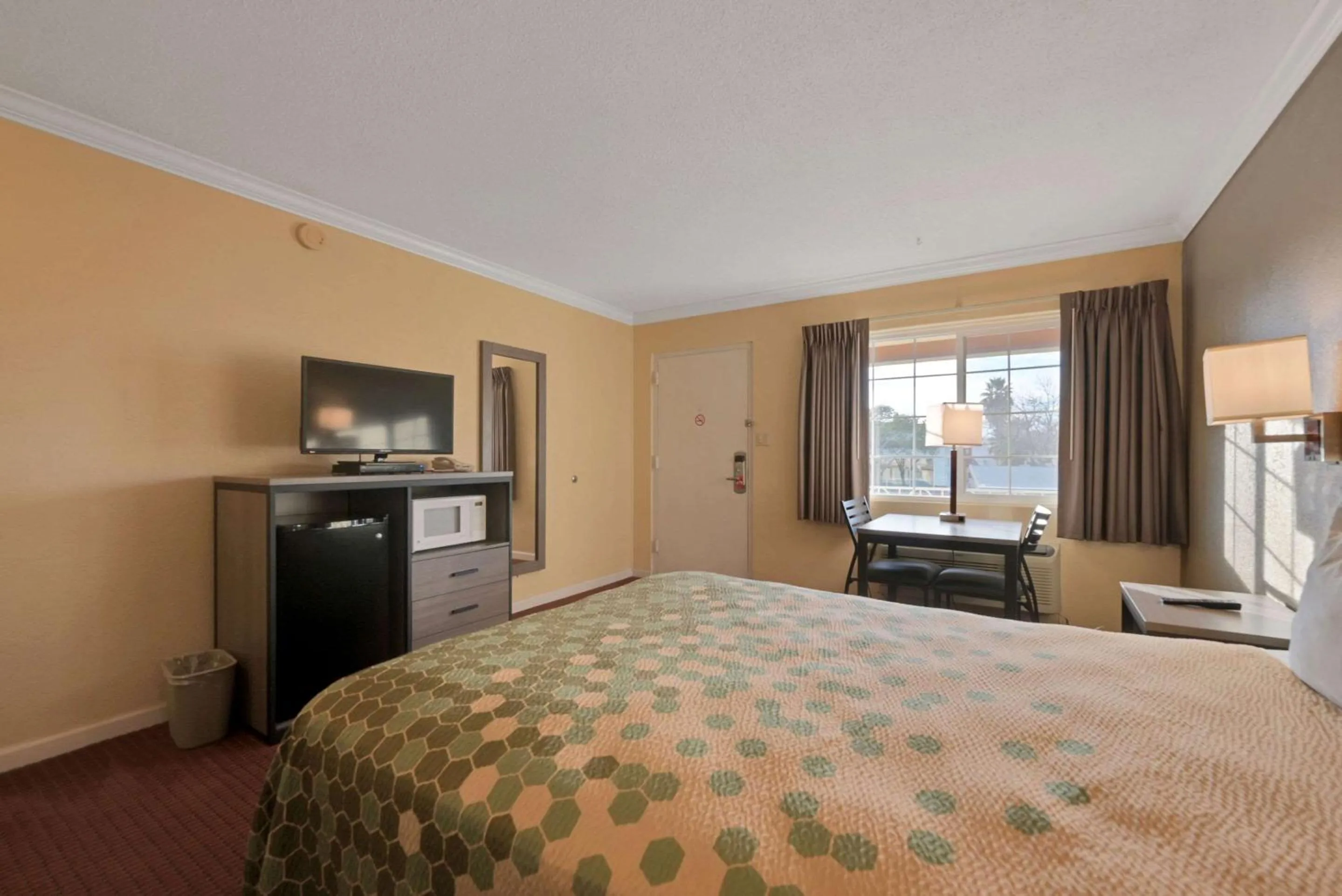 Bedroom, Bed in Econo Lodge Woodland near I-5