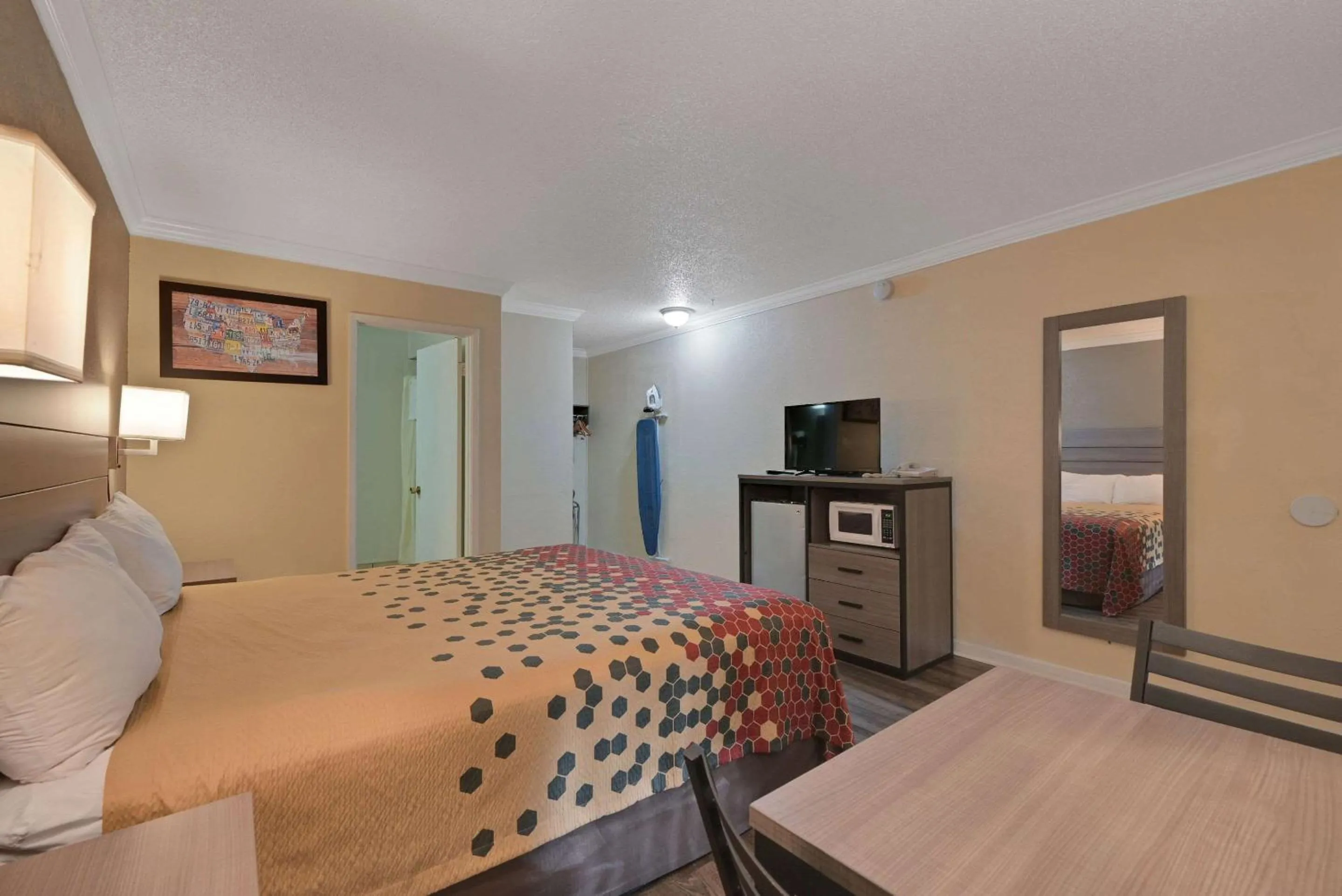 Bedroom, Bed in Econo Lodge Woodland near I-5