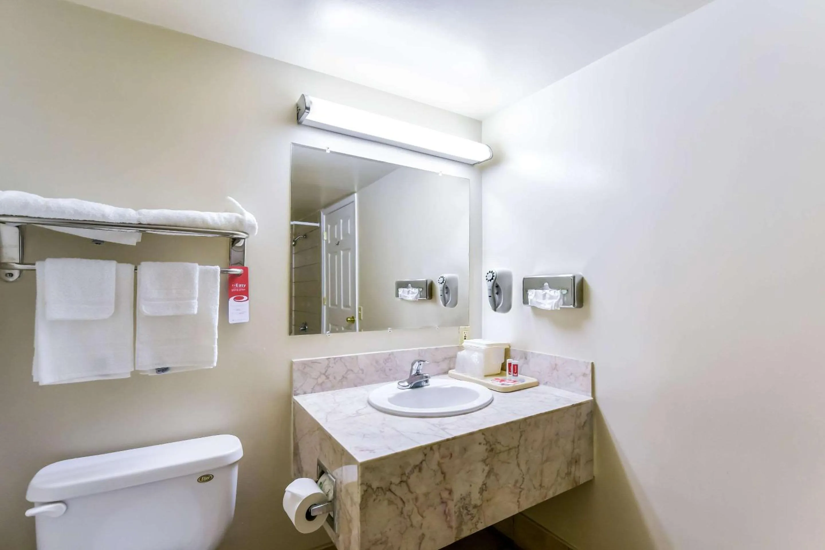 Bedroom in Econo Lodge Woodland near I-5