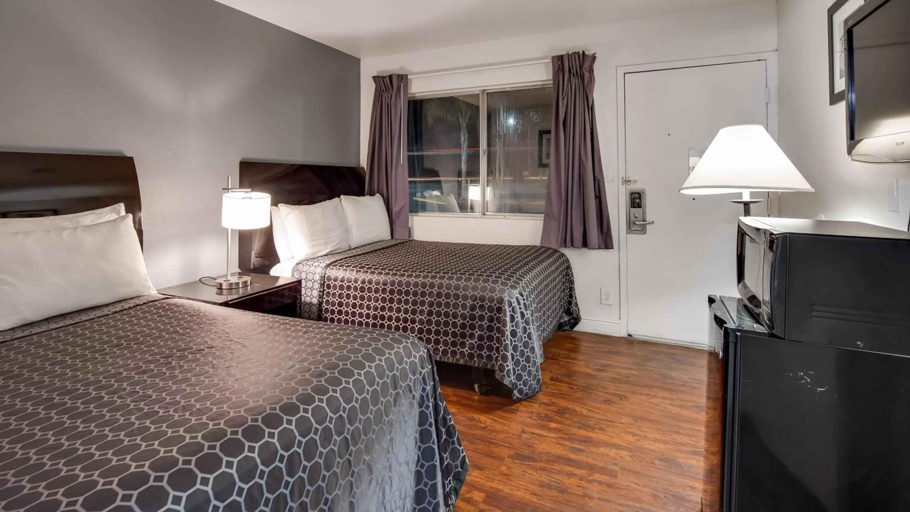 Bed in SureStay Hotel by Best Western Buttonwillow