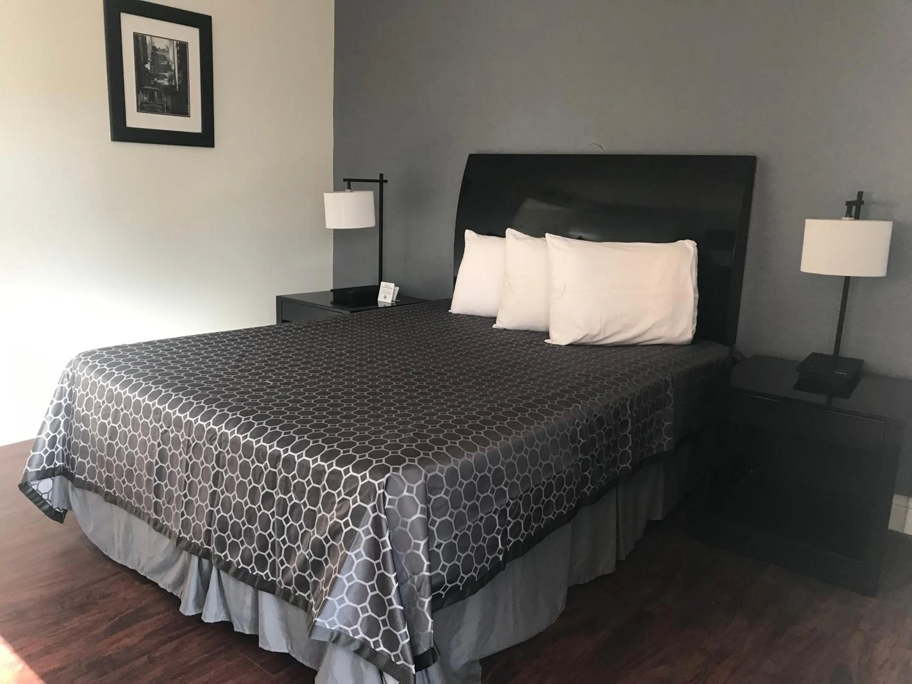 Bedroom in SureStay Hotel by Best Western Buttonwillow