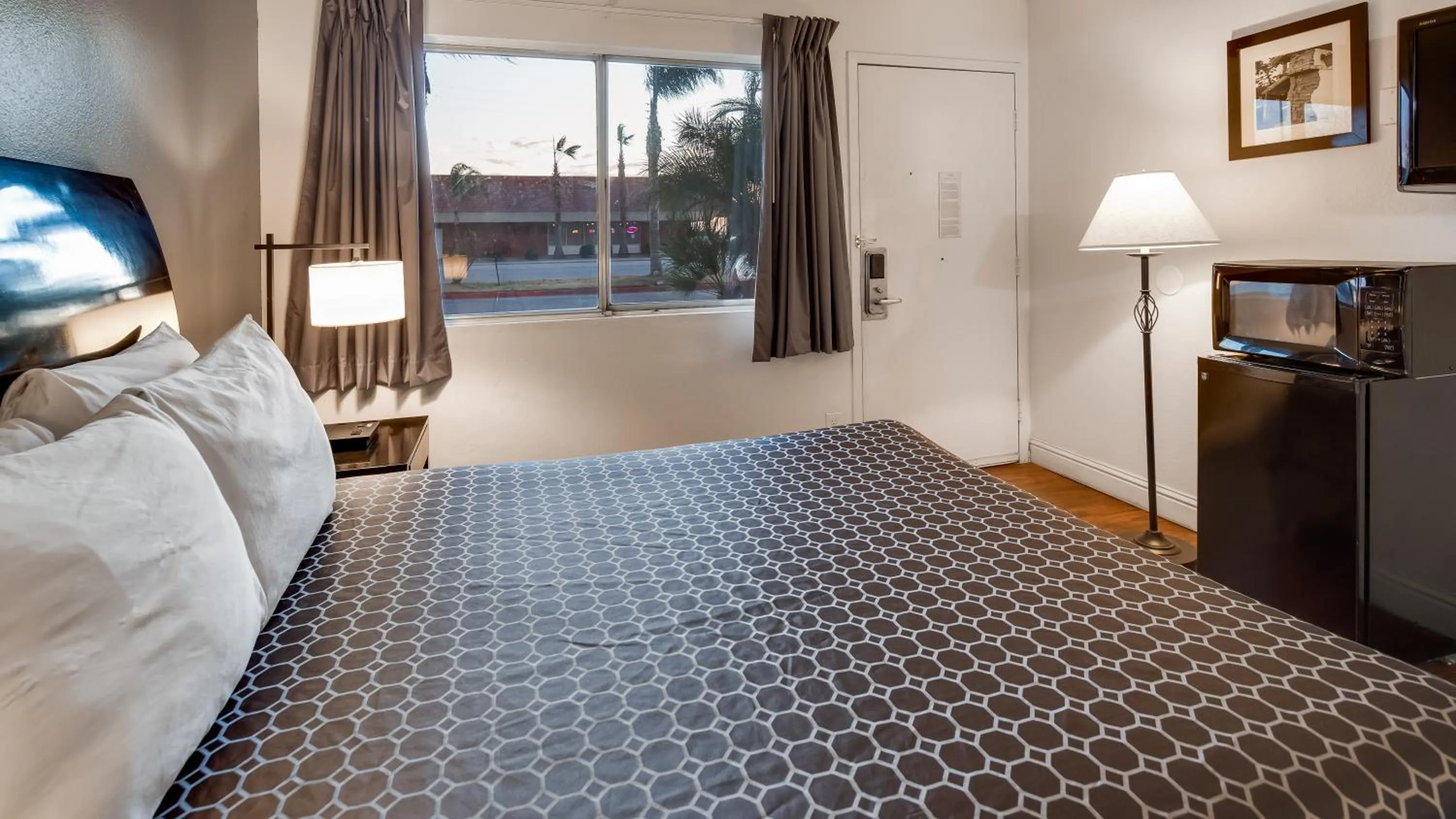 Bed in SureStay Hotel by Best Western Buttonwillow