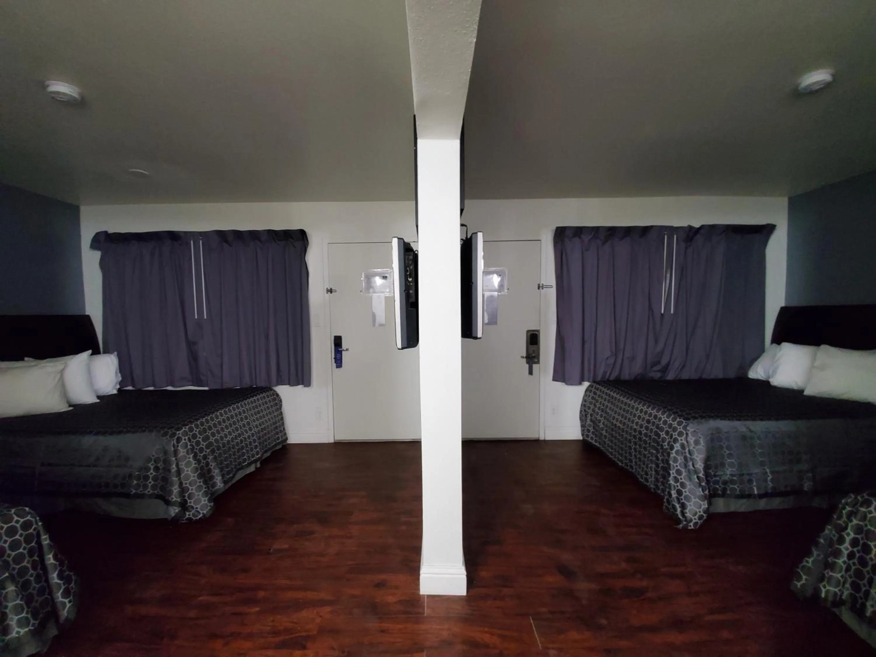 Bedroom in SureStay Hotel by Best Western Buttonwillow
