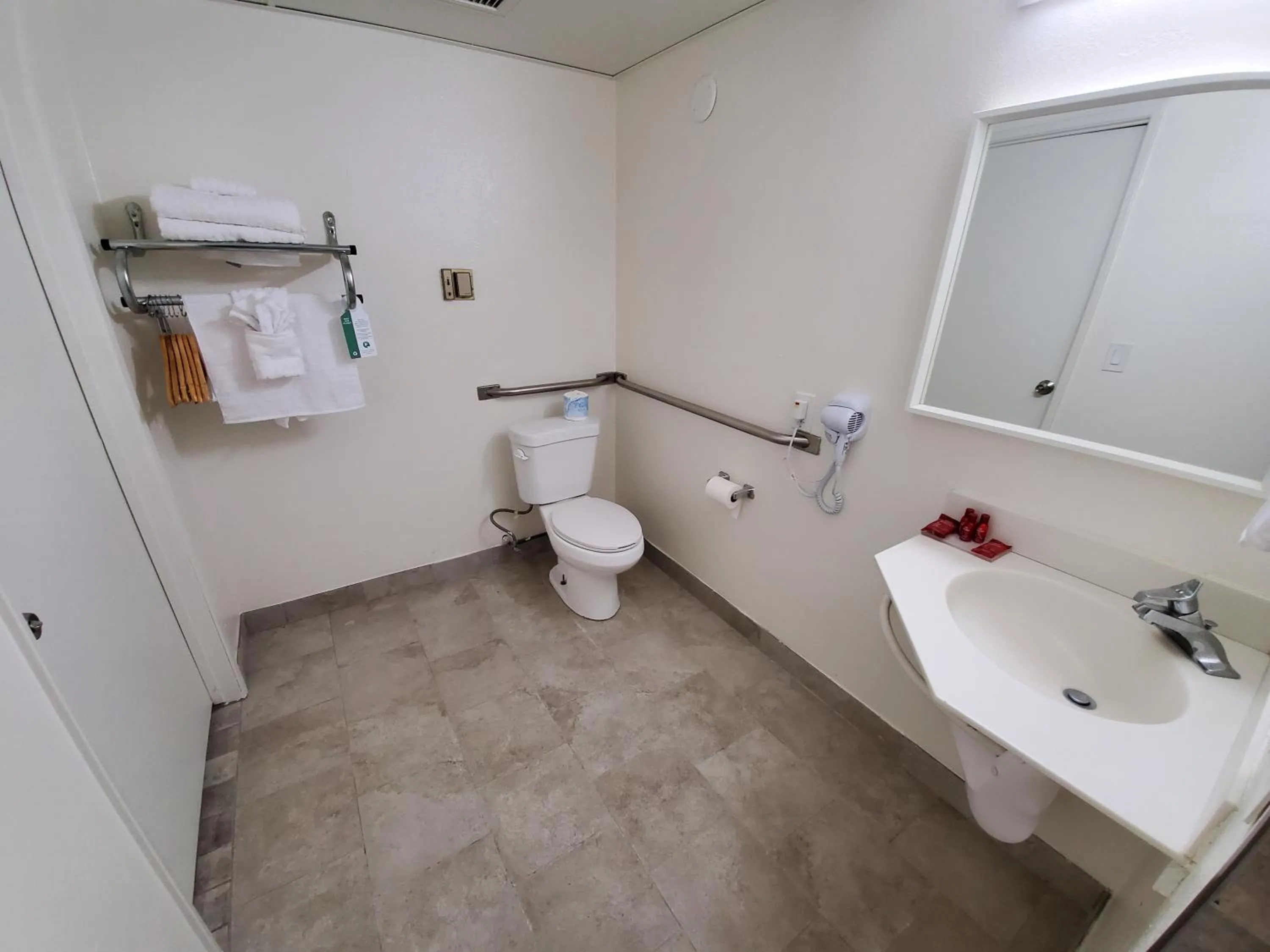Toilet, Bathroom in SureStay Hotel by Best Western Buttonwillow